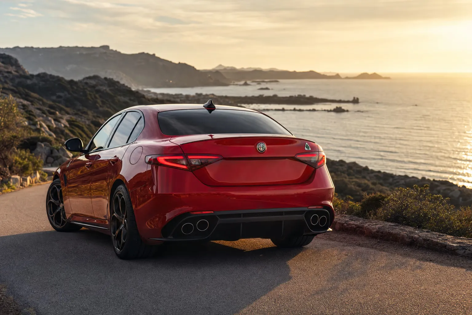 Alfa Romeo Giulia Quadrifoglio su strada costiera in Sardegna