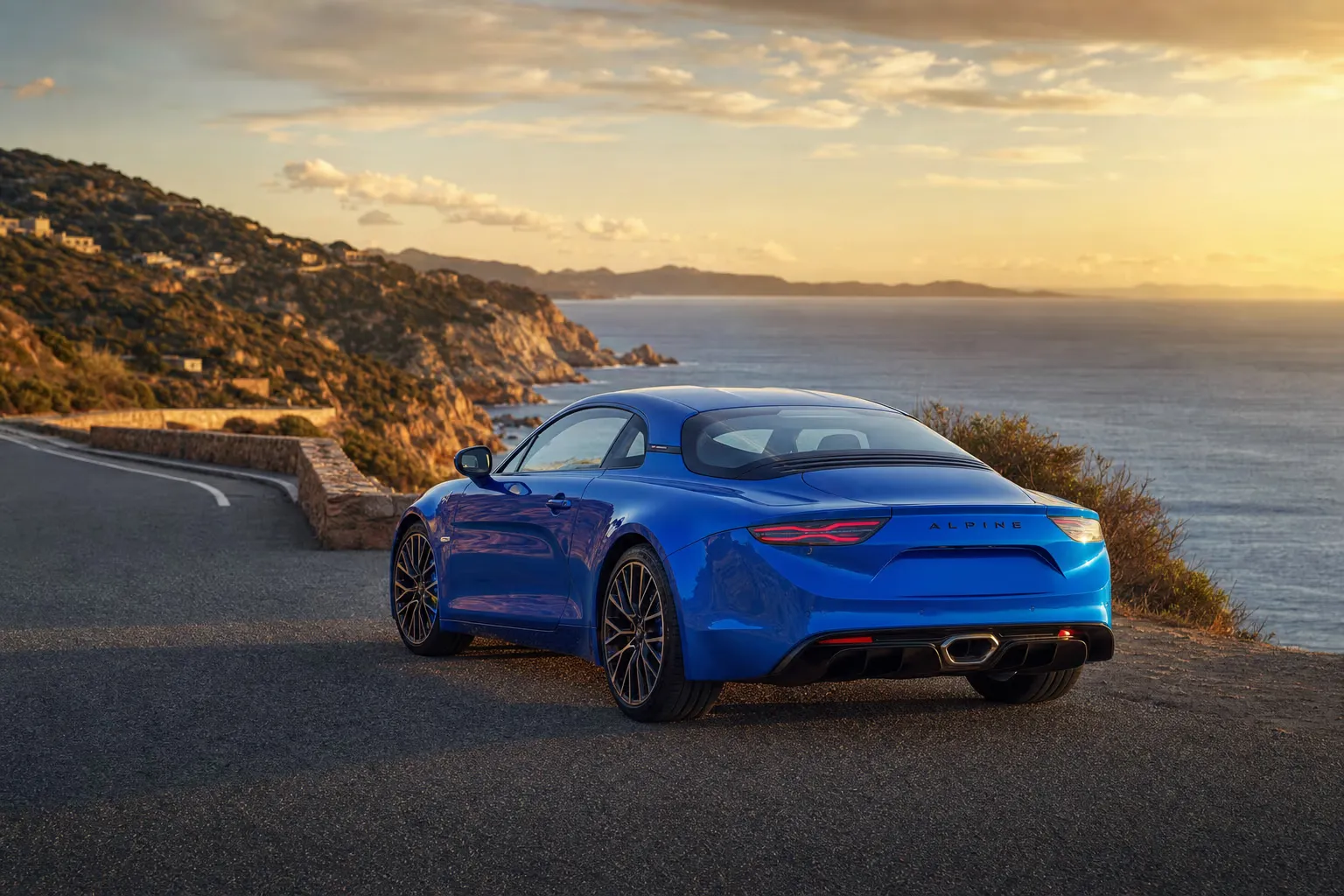 Alpine A110 S su strada costiera in Sardegna