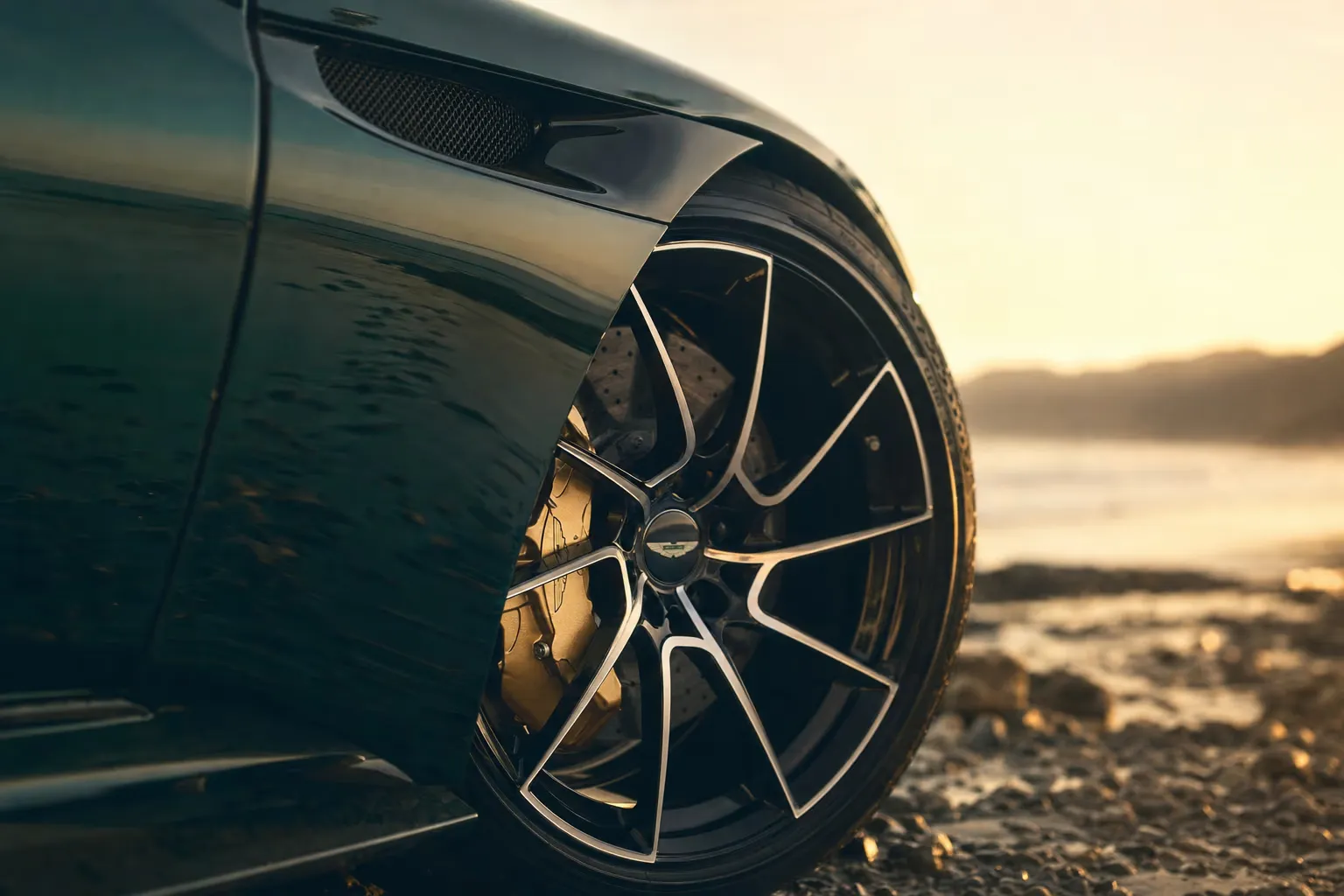 Dettaglio cerchio e pinza freno della Aston Martin DBS 770 Ultimate