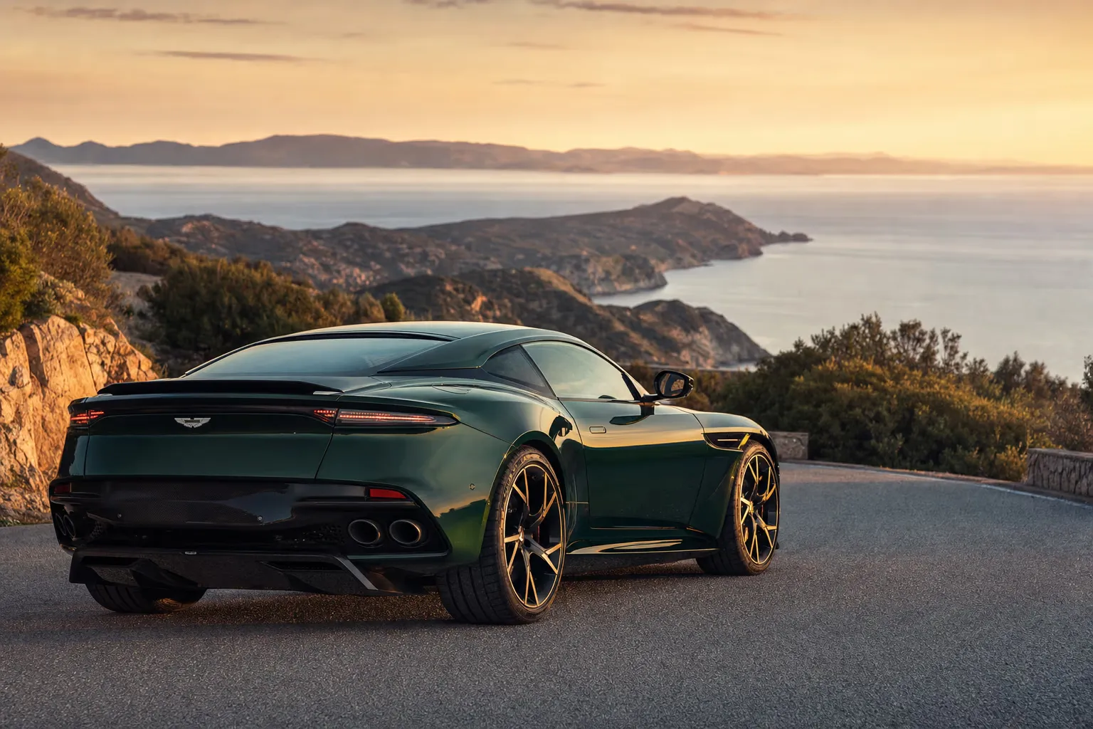 Aston Martin DBS 770 Ultimate su strada costiera in Sardegna