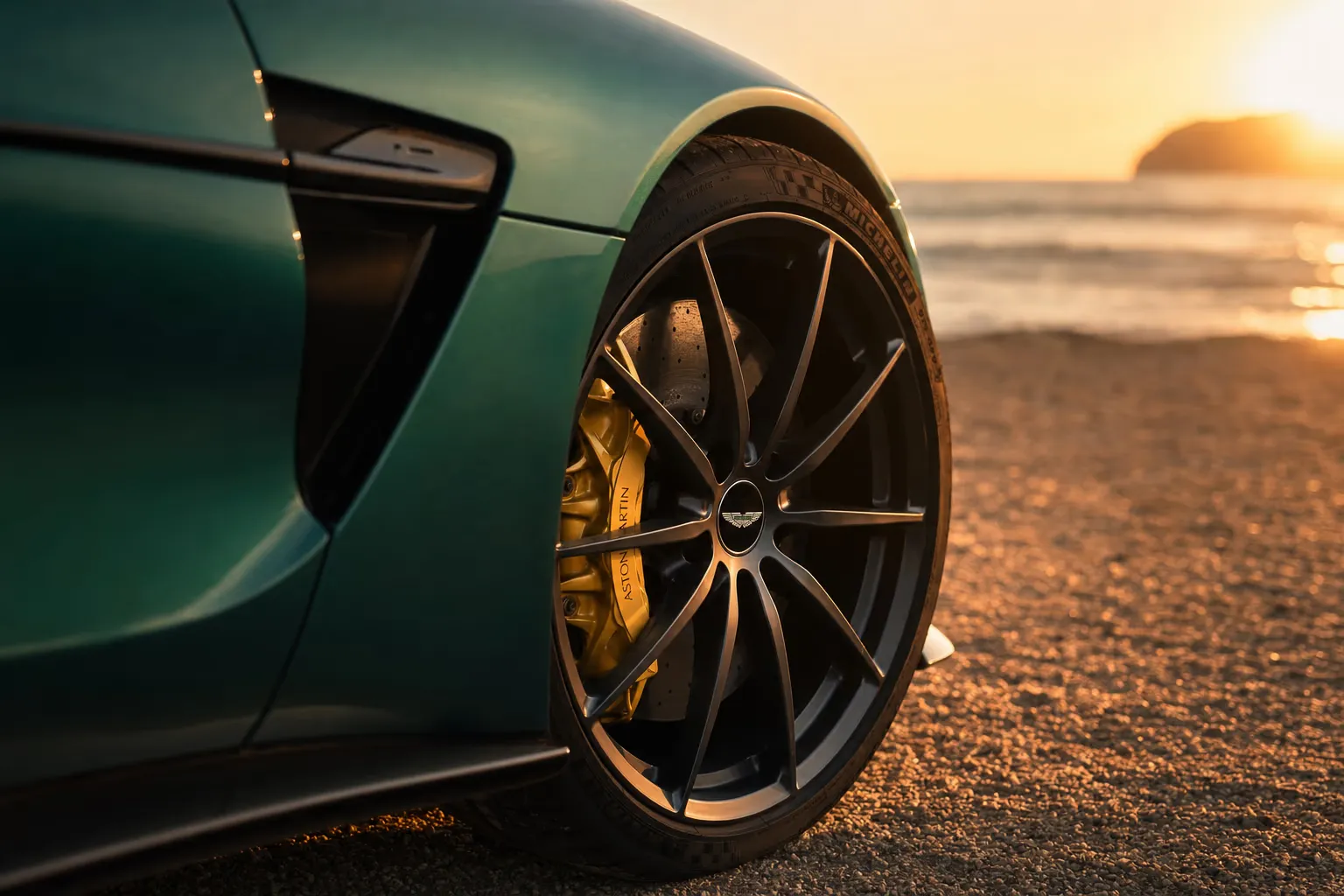 Dettaglio cerchio e pinza freno della Aston Martin Vantage