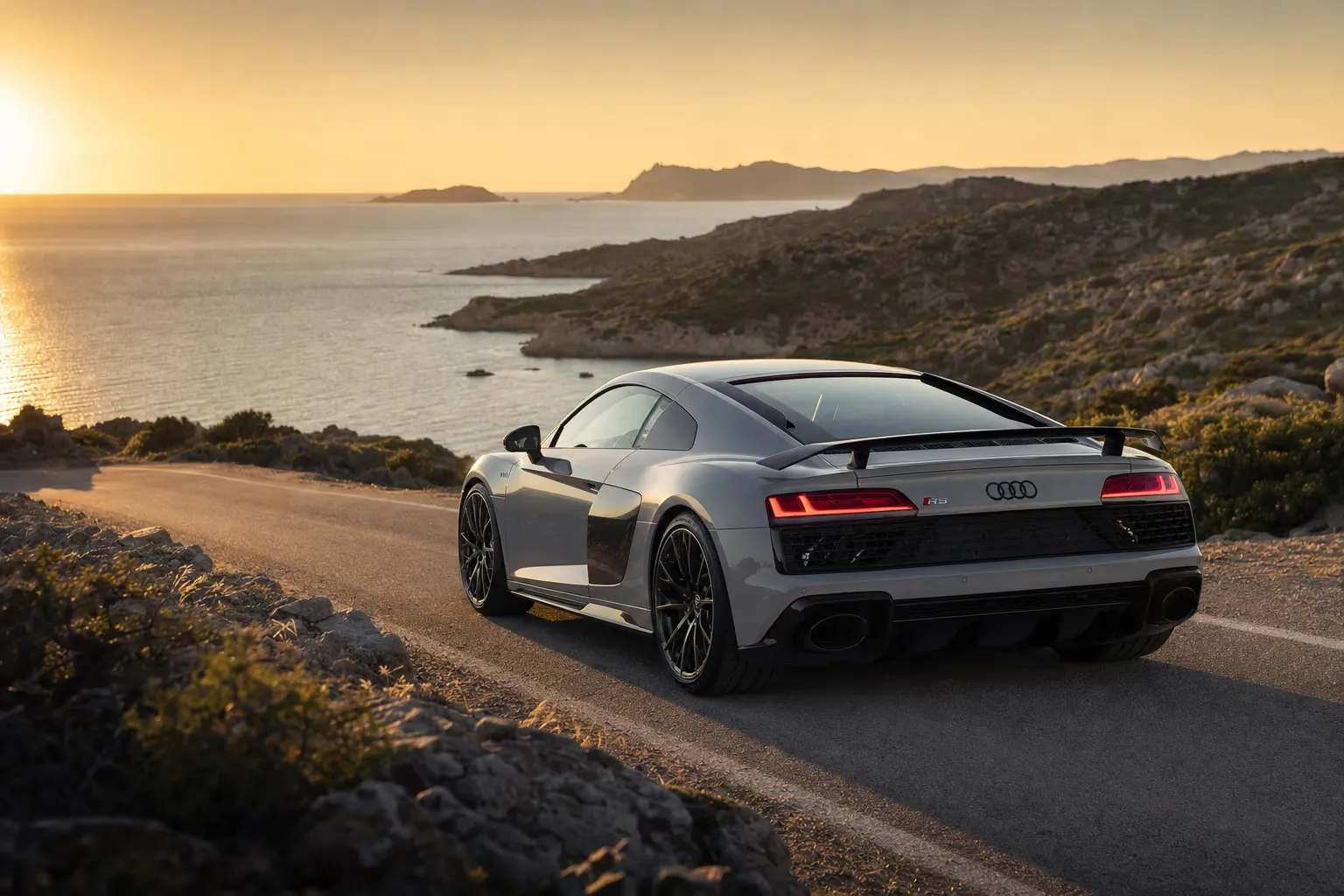 Audi R8 V10 Performance su strada costiera in Sardegna