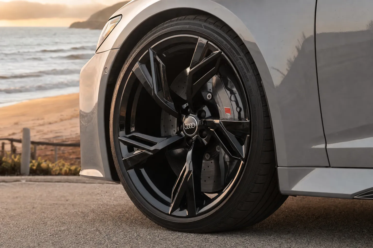 Dettaglio cerchio e pinza freno della Audi RS6 Avant Performance