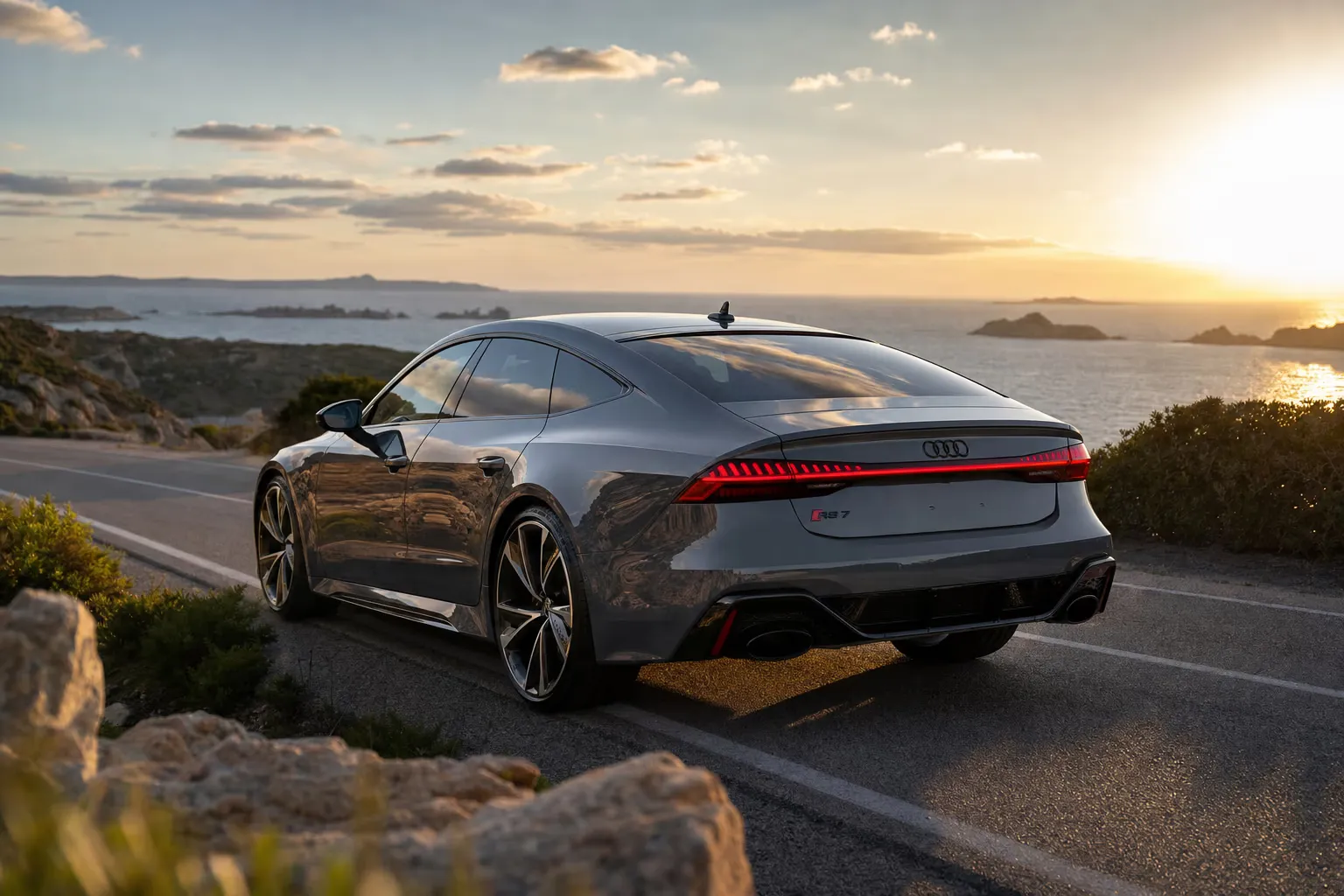 Audi RS7 Performance su strada costiera in Sardegna