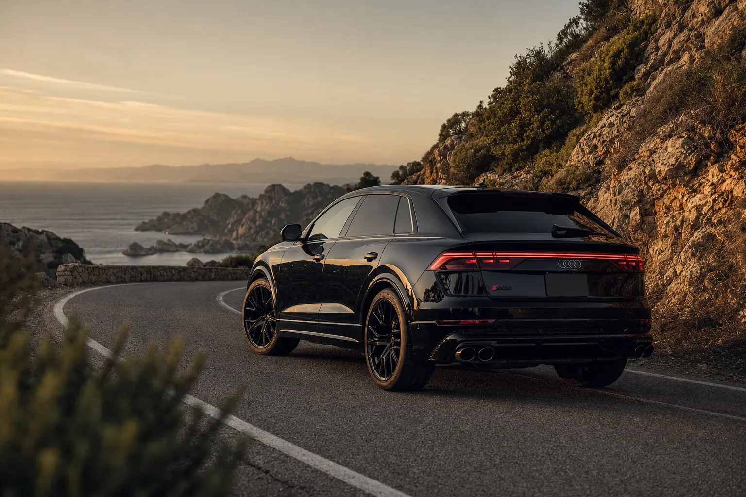 Audi SQ8 su strada costiera in Sardegna