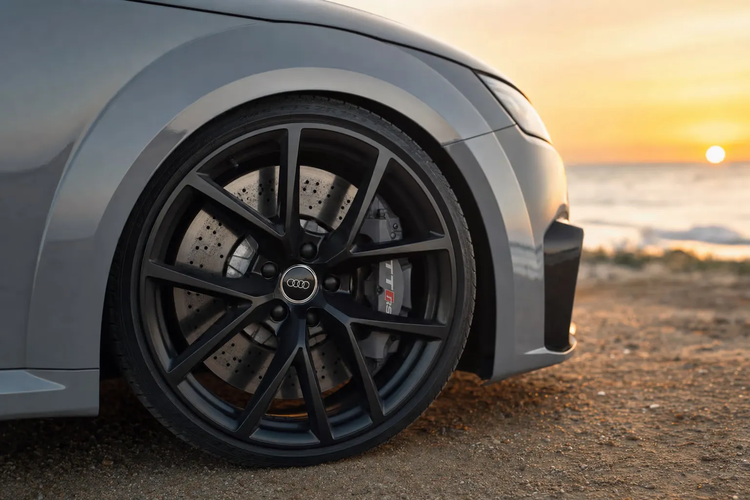 Dettaglio cerchio e pinza freno della Audi TT RS