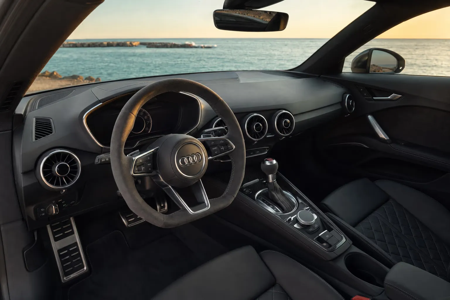 Interni di Audi TT RS – noleggio in Sardegna