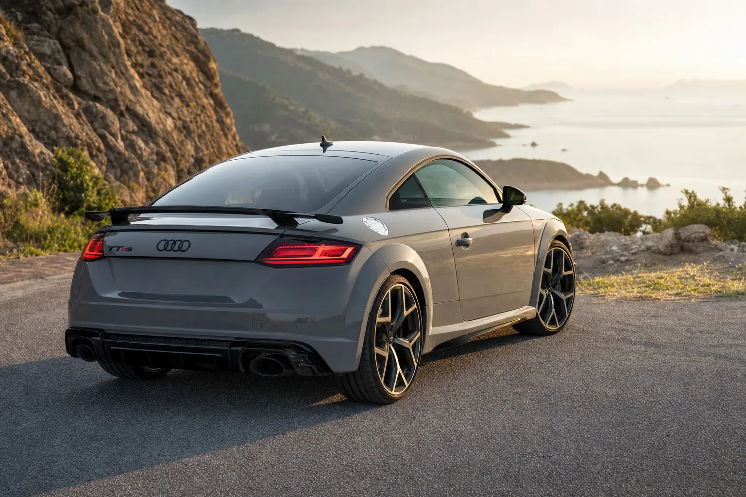 Audi TT RS su strada costiera in Sardegna