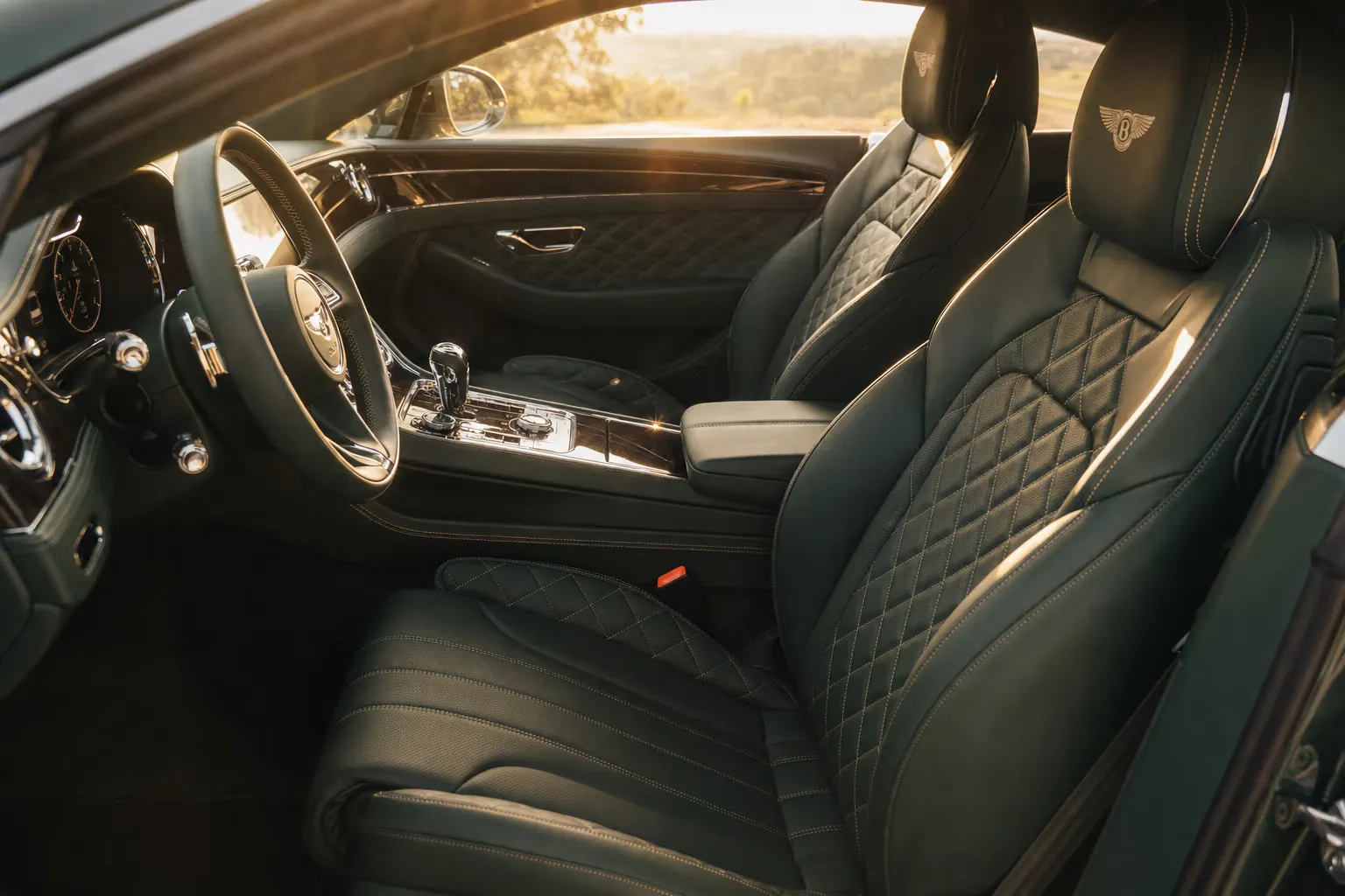 Dettaglio degli interni di Bentley Continental GT in luce calda