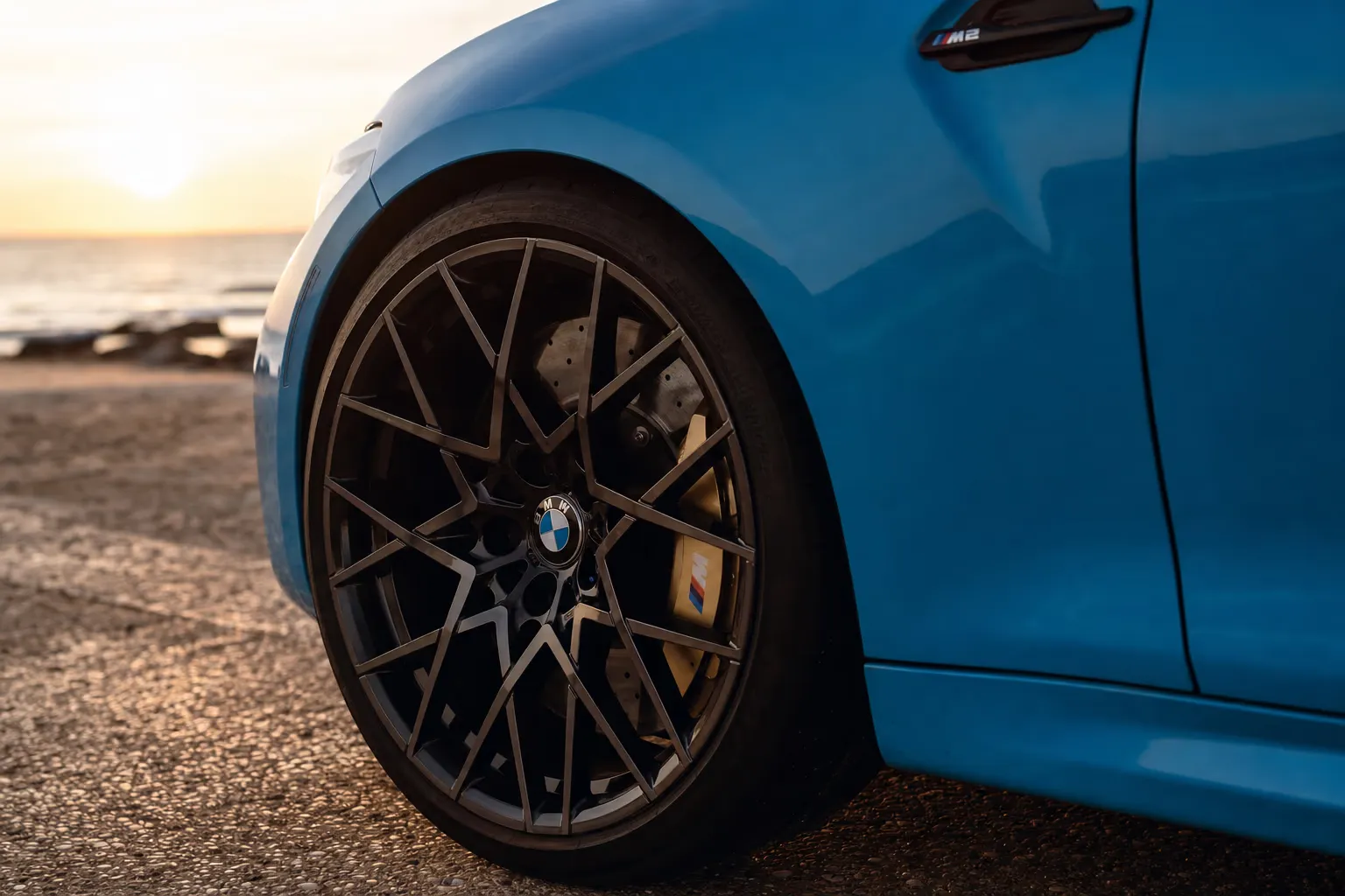 Dettaglio cerchio e pinza freno della BMW M2