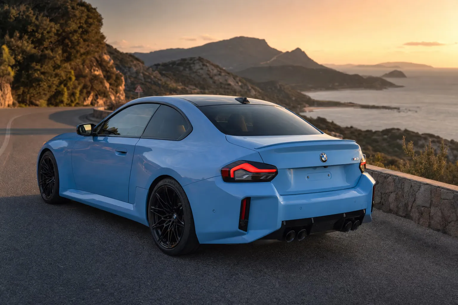 BMW M2 su strada costiera in Sardegna