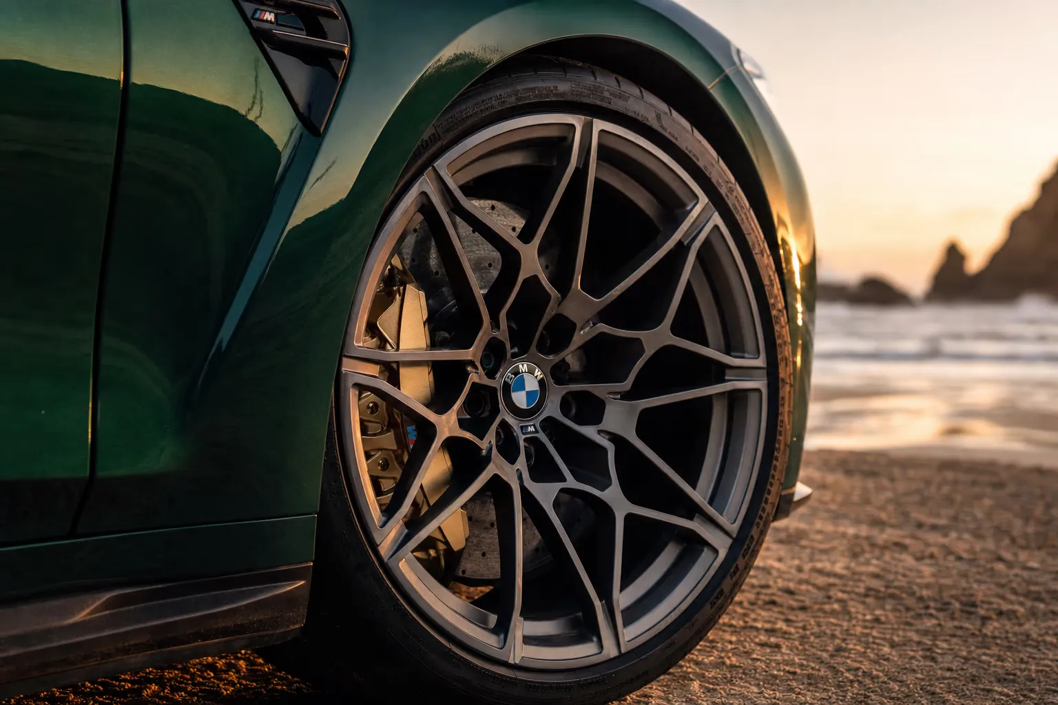 Dettaglio cerchio e pinza freno della BMW M3 Competition