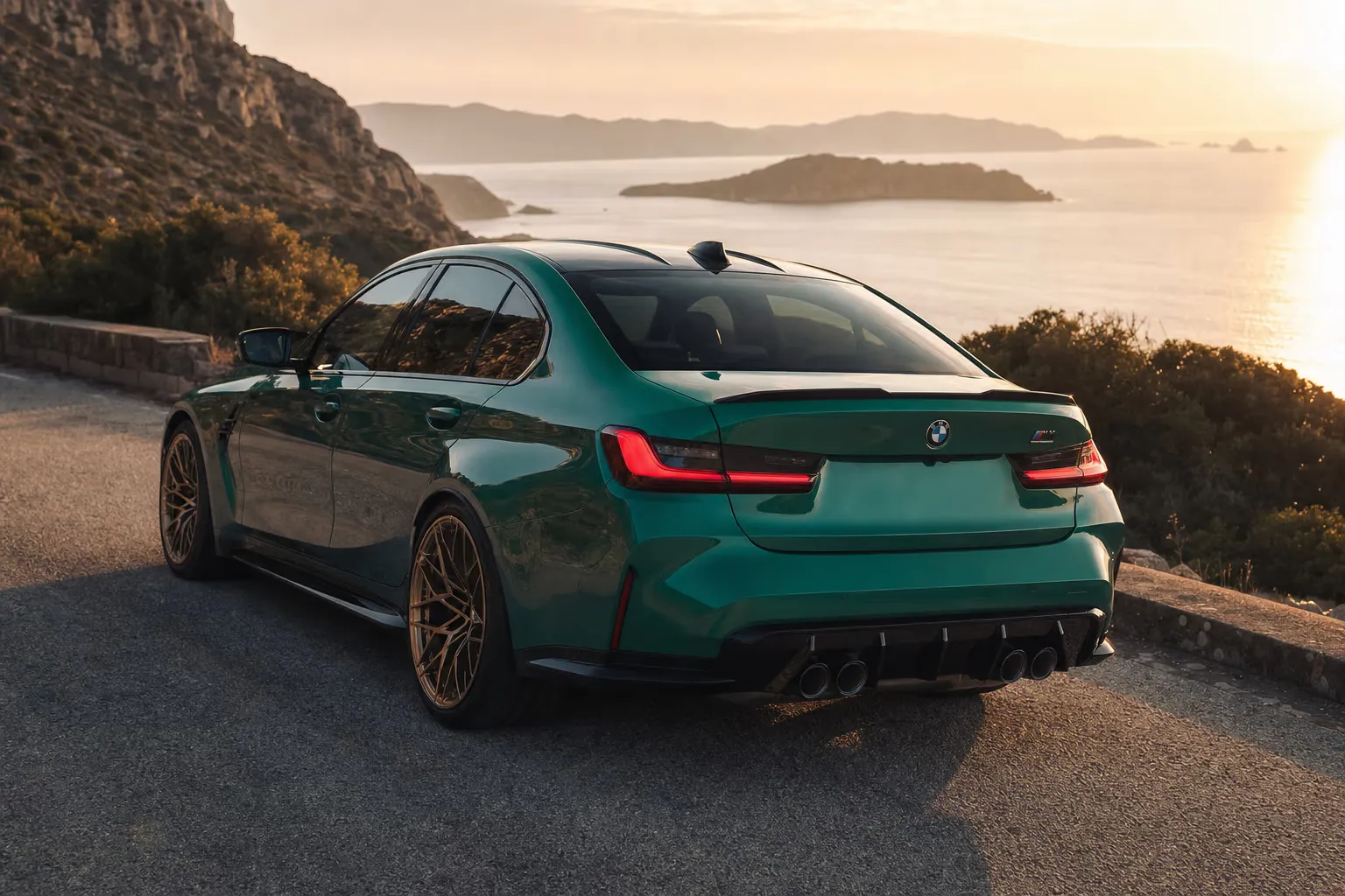 BMW M3 Competition su strada costiera in Sardegna