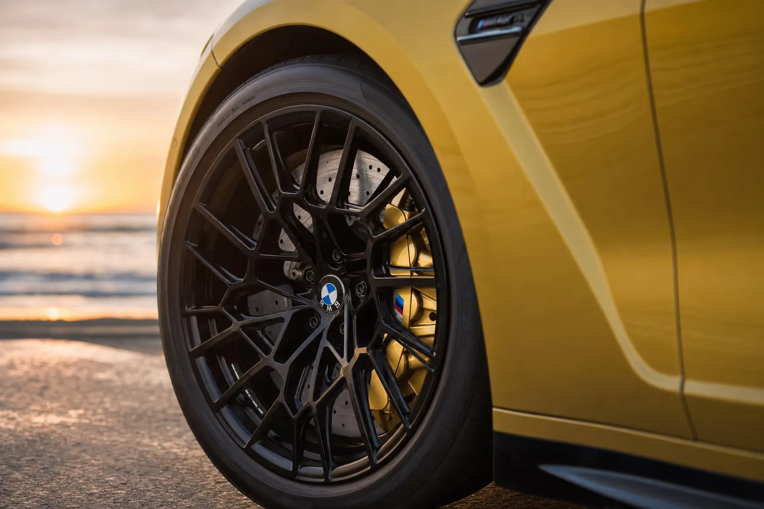 Dettaglio cerchio e pinza freno della BMW M4 Competition