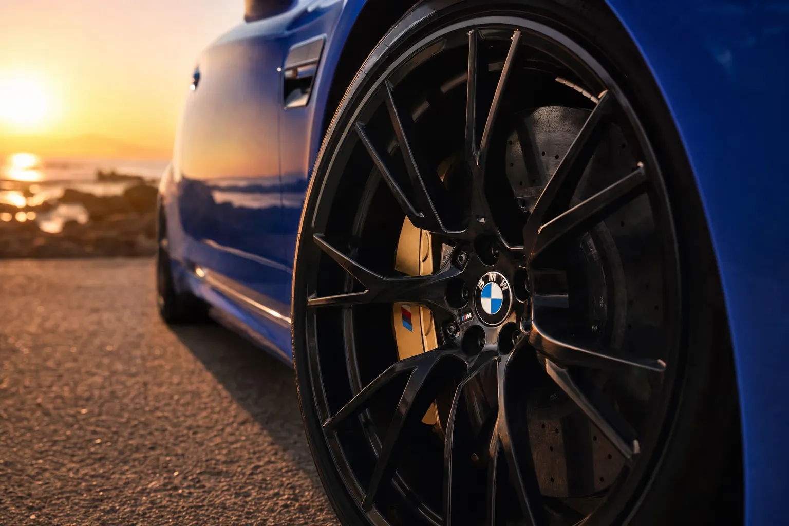 Dettaglio cerchio e pinza freno della BMW M5