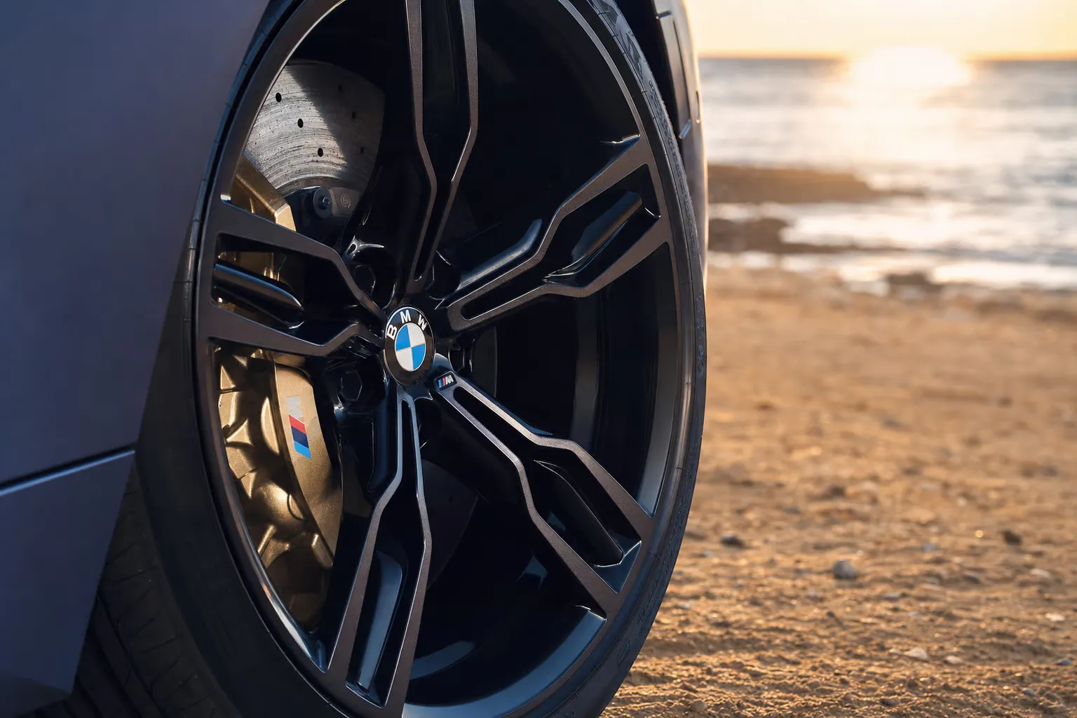 Dettaglio cerchio e pinza freno della BMW M8 Competition Gran Coupé