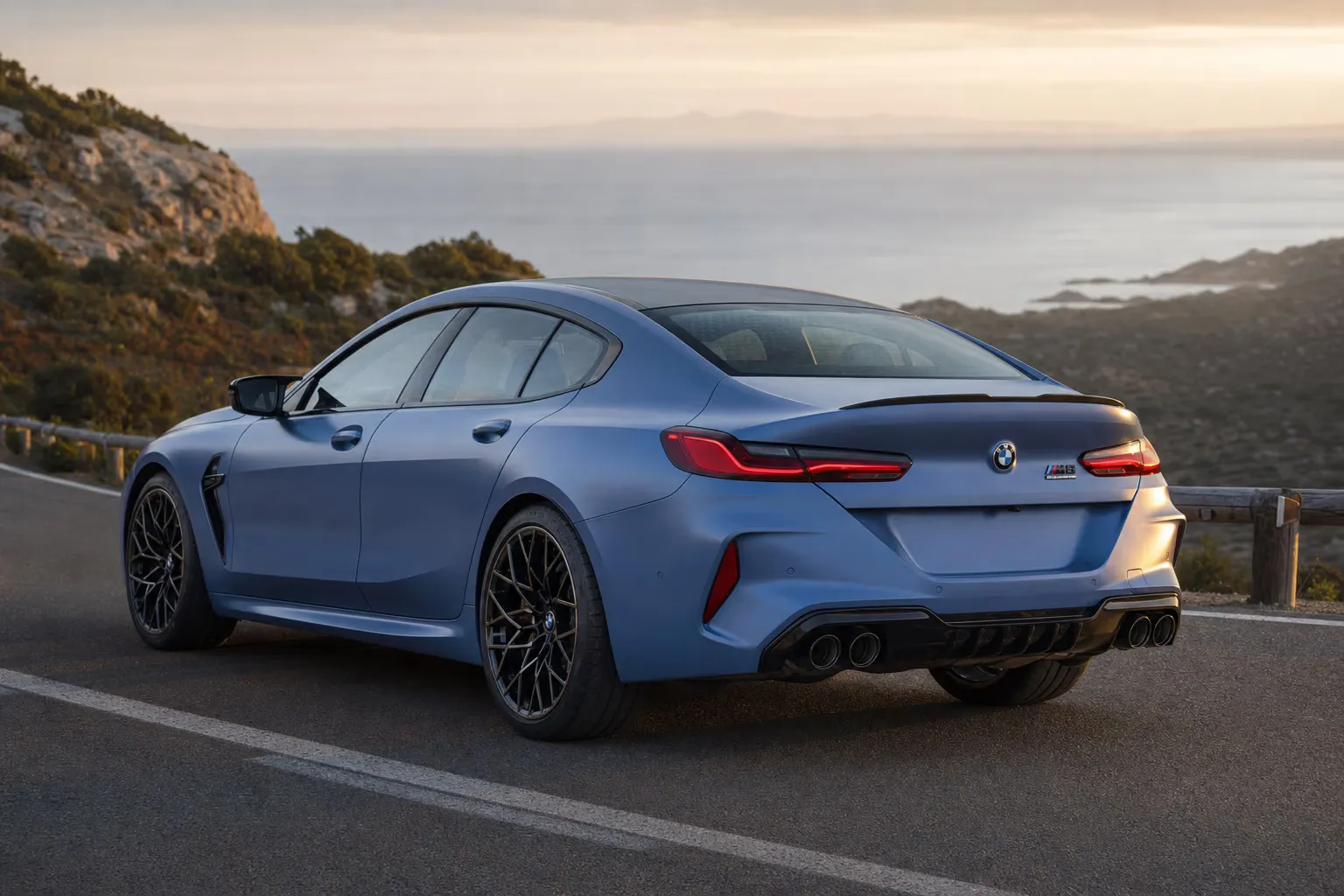 BMW M8 Competition Gran Coupé su strada costiera in Sardegna