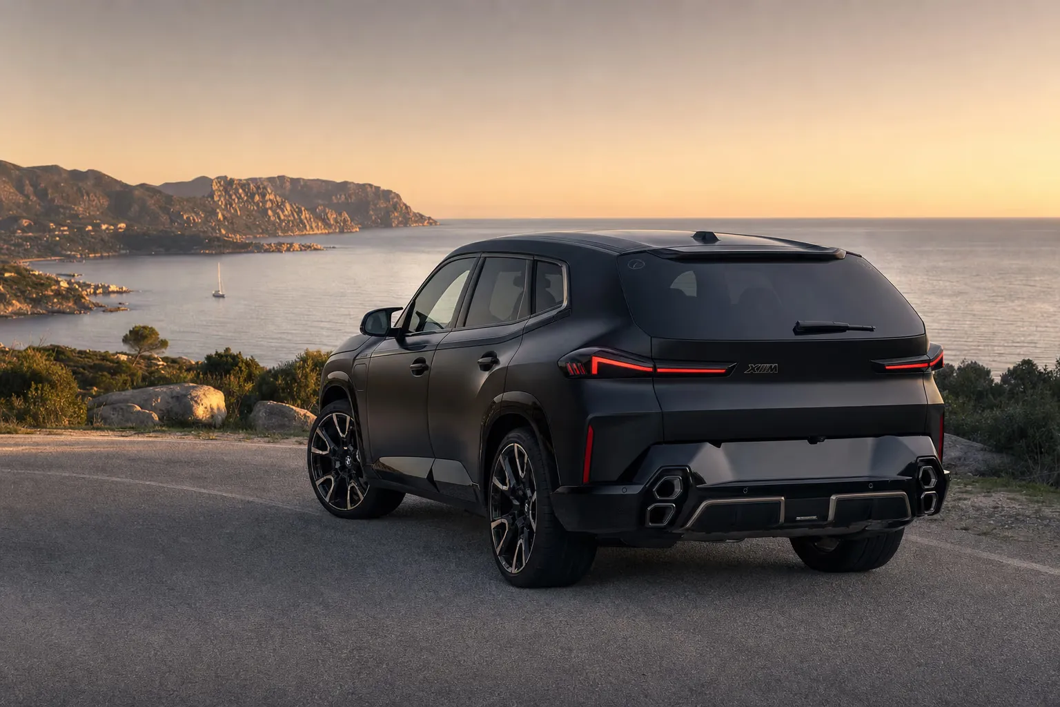 BMW XM su strada costiera in Sardegna