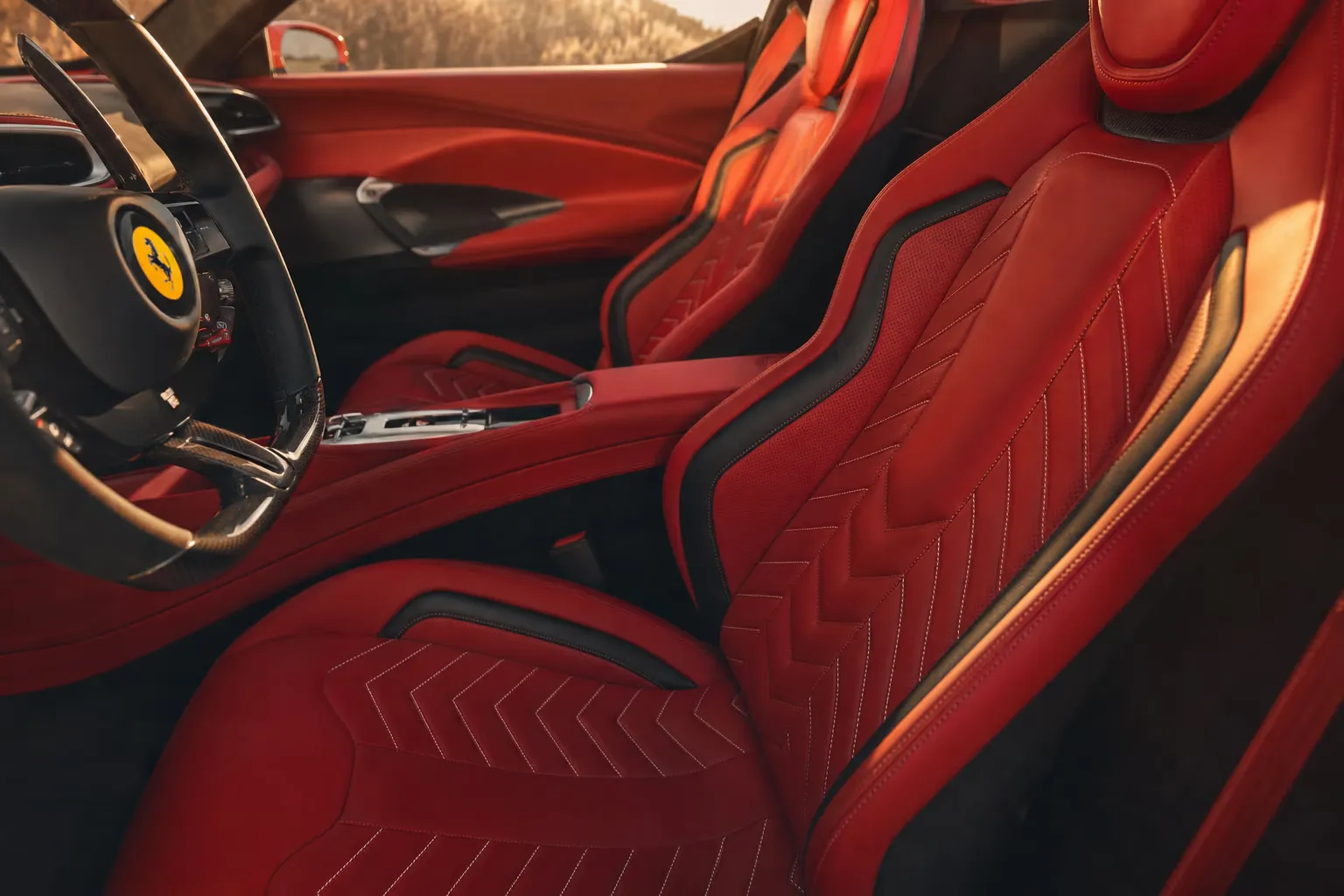 Dettaglio degli interni di Ferrari 296 GTB in luce calda