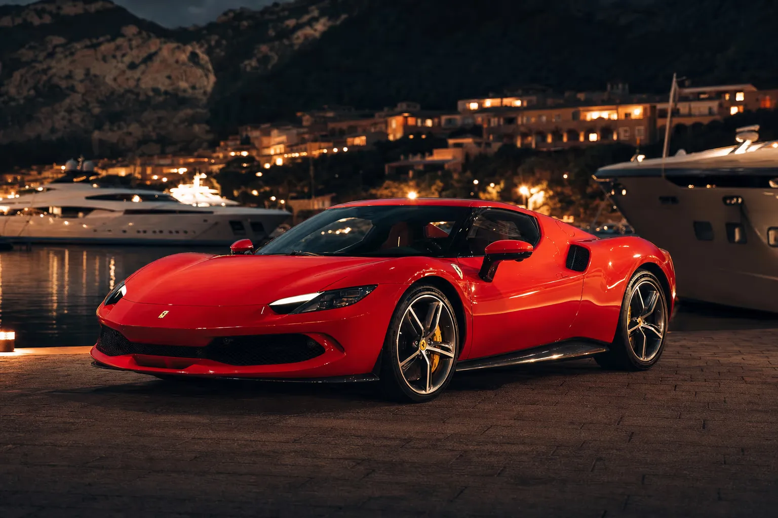 Ferrari 296 GTB di notte in una marina esclusiva in Sardegna
