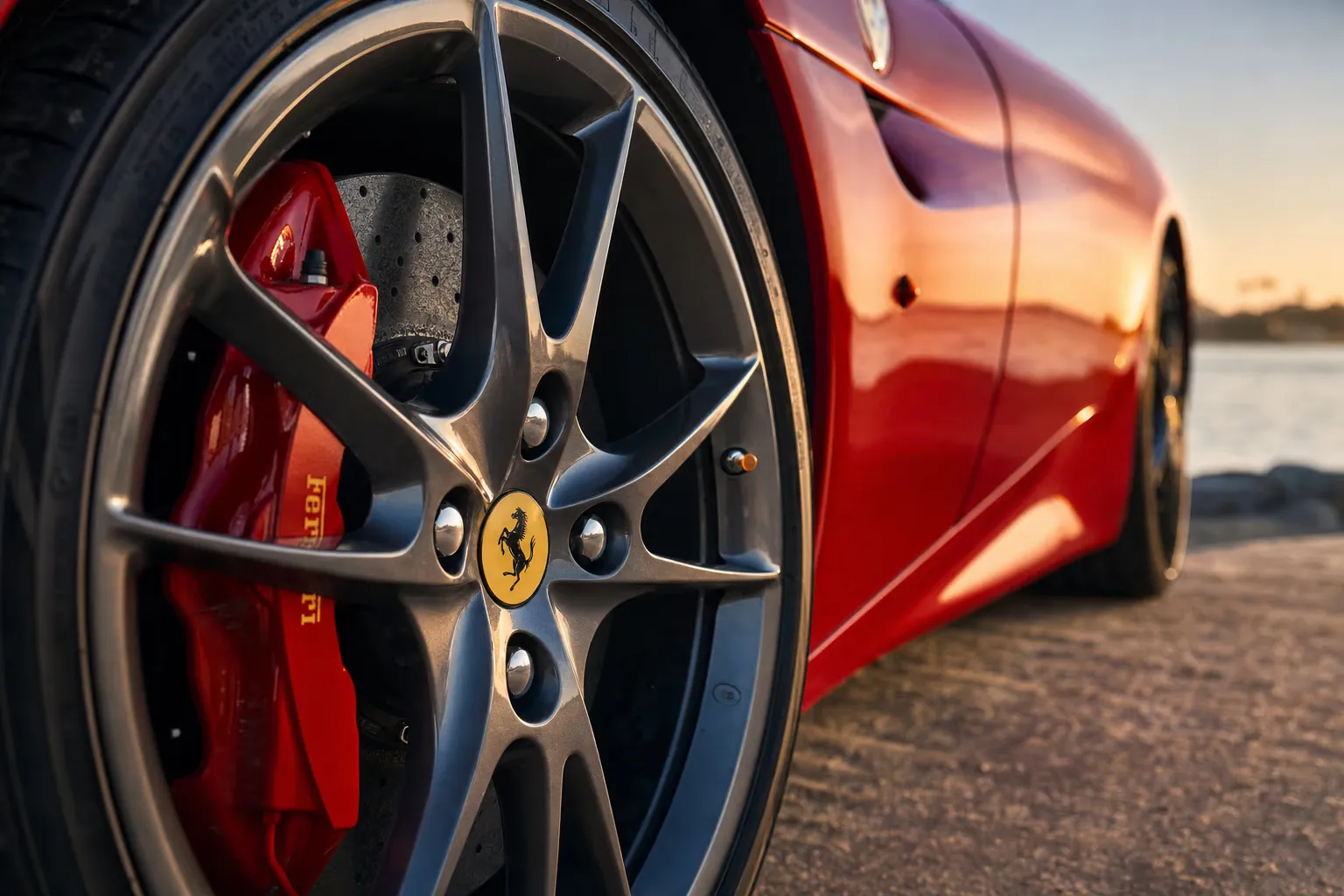Dettaglio cerchio e pinza freno della Ferrari California T