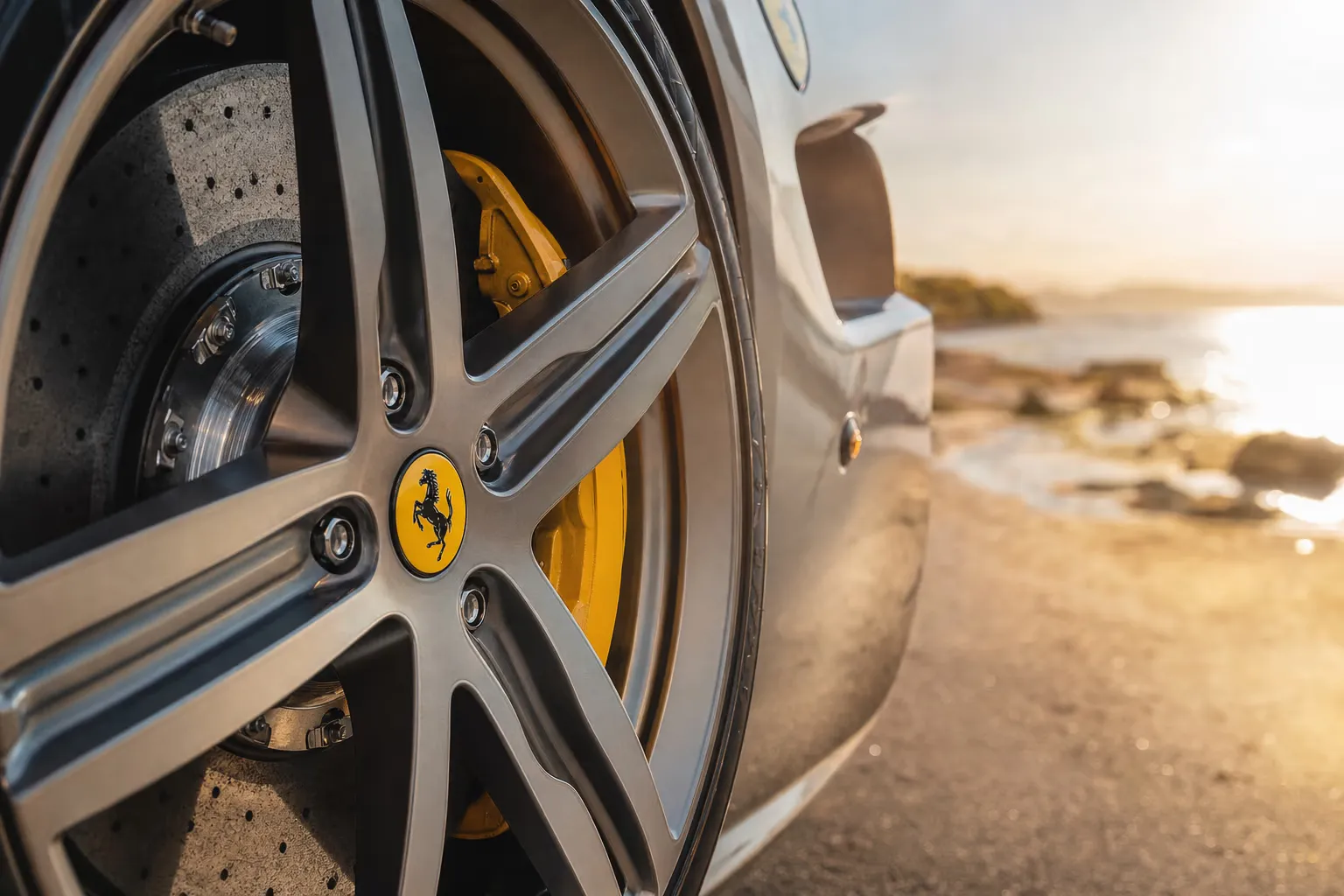 Dettaglio cerchio e pinza freno della Ferrari GTC4Lusso