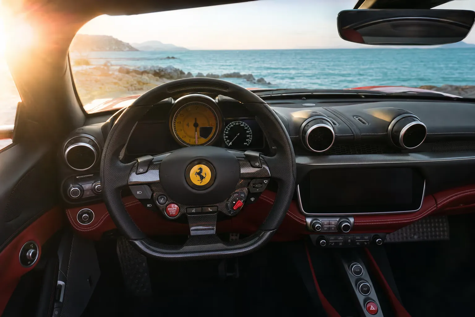 Interni di Ferrari Portofino M – noleggio in Sardegna