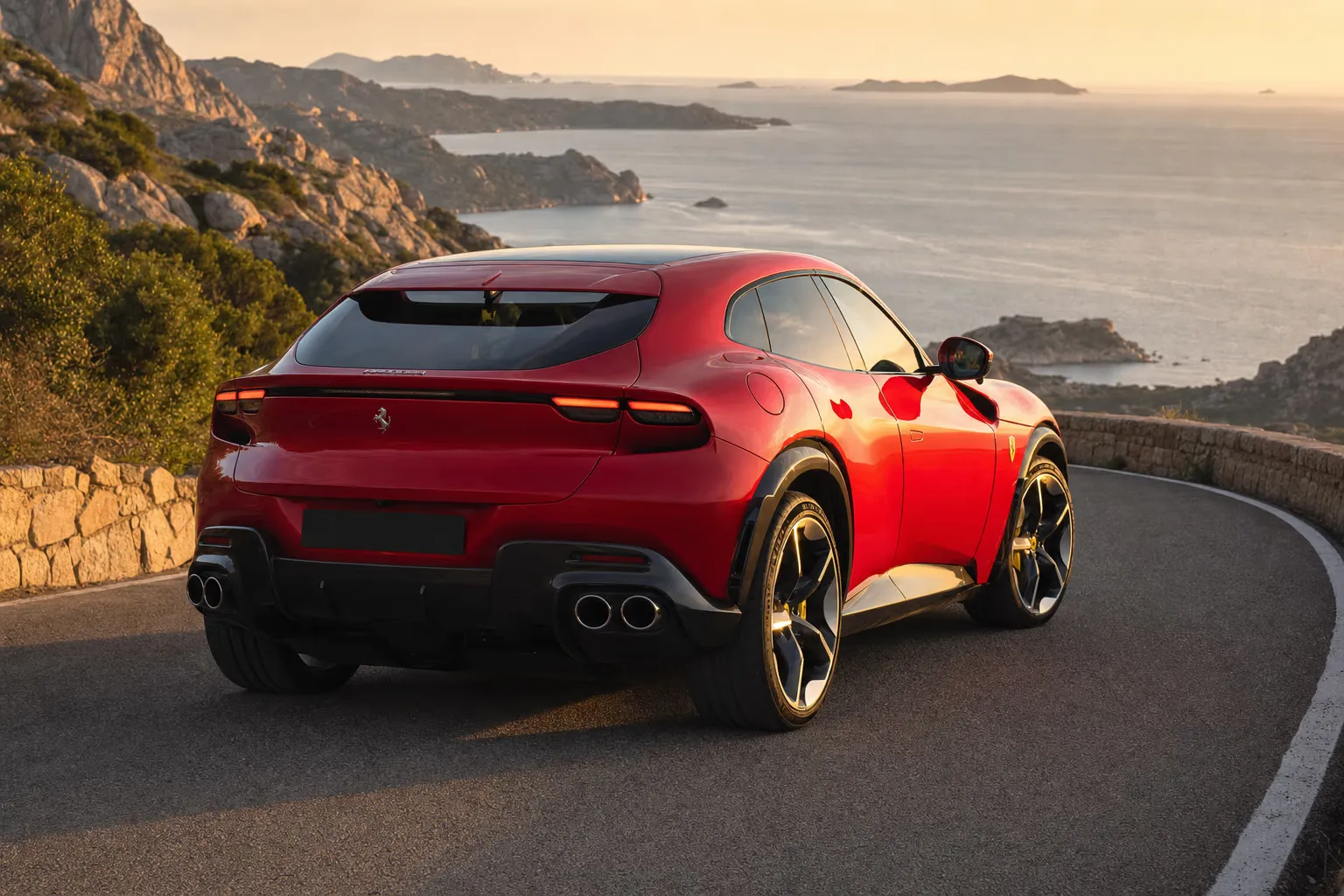 Ferrari Purosangue su strada costiera in Sardegna