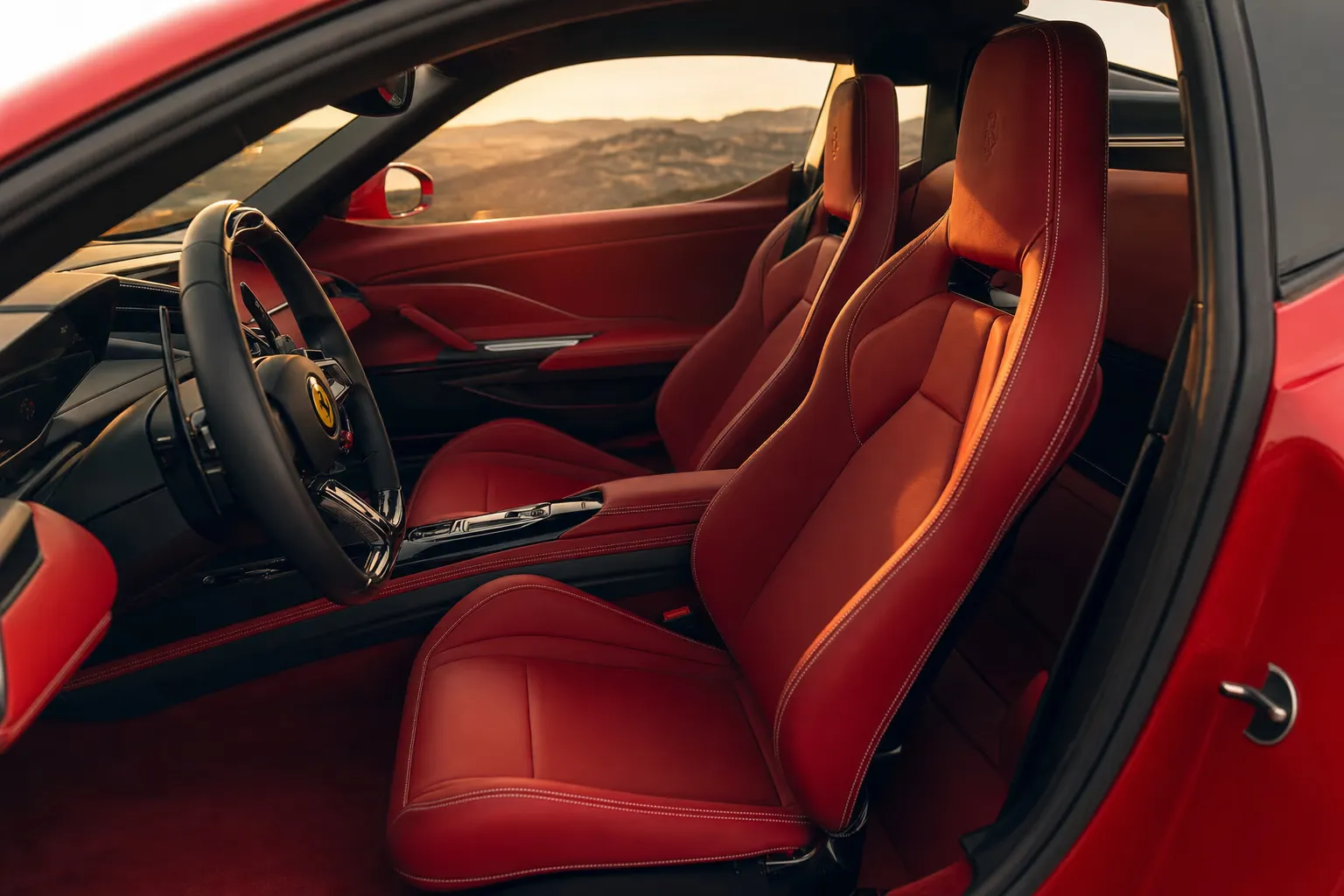 Dettaglio degli interni di Ferrari SF90 Stradale in luce calda