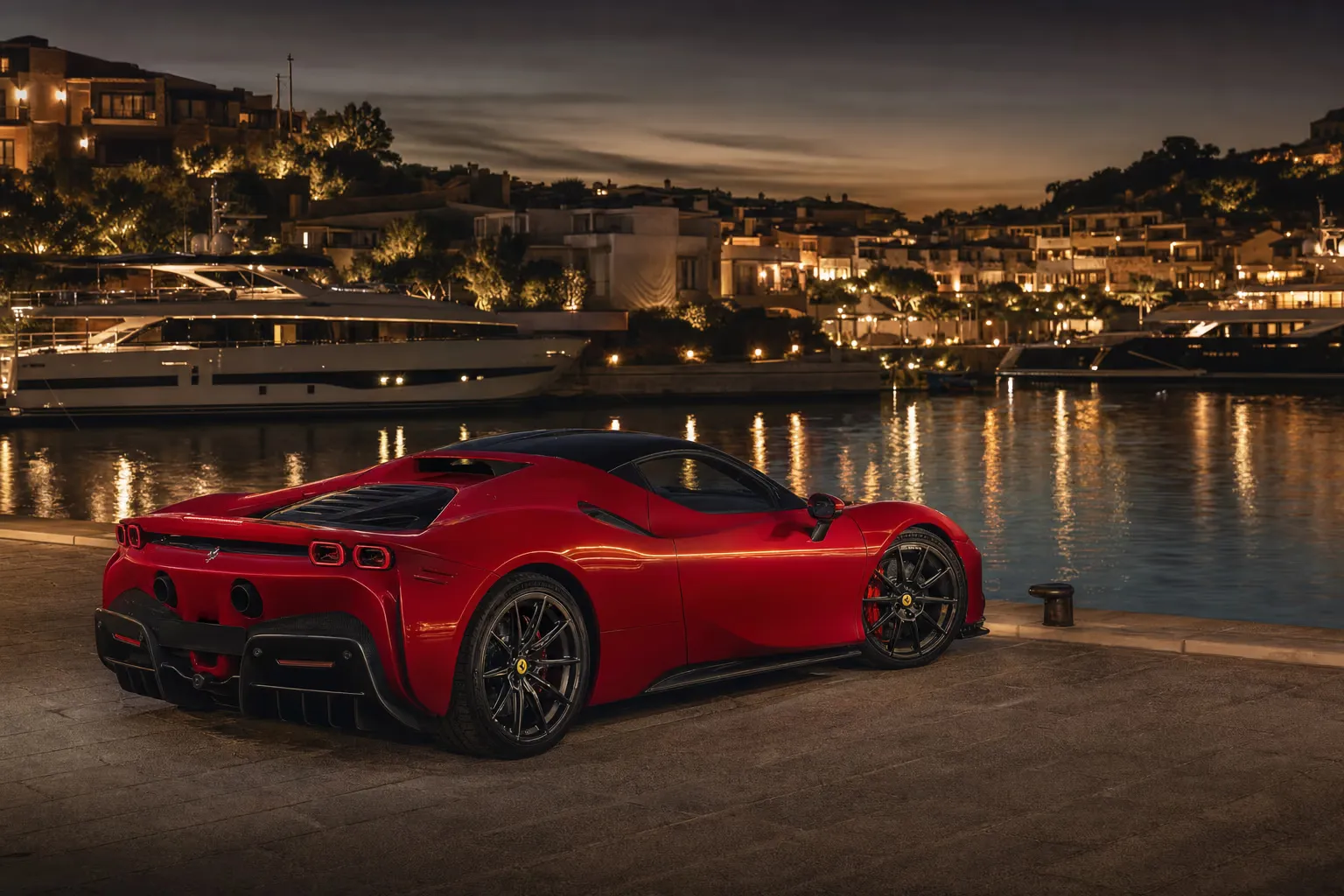 Ferrari SF90 Stradale di notte in una marina esclusiva in Sardegna