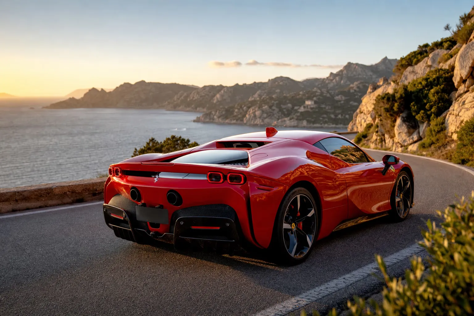 Ferrari SF90 Stradale su strada costiera in Sardegna