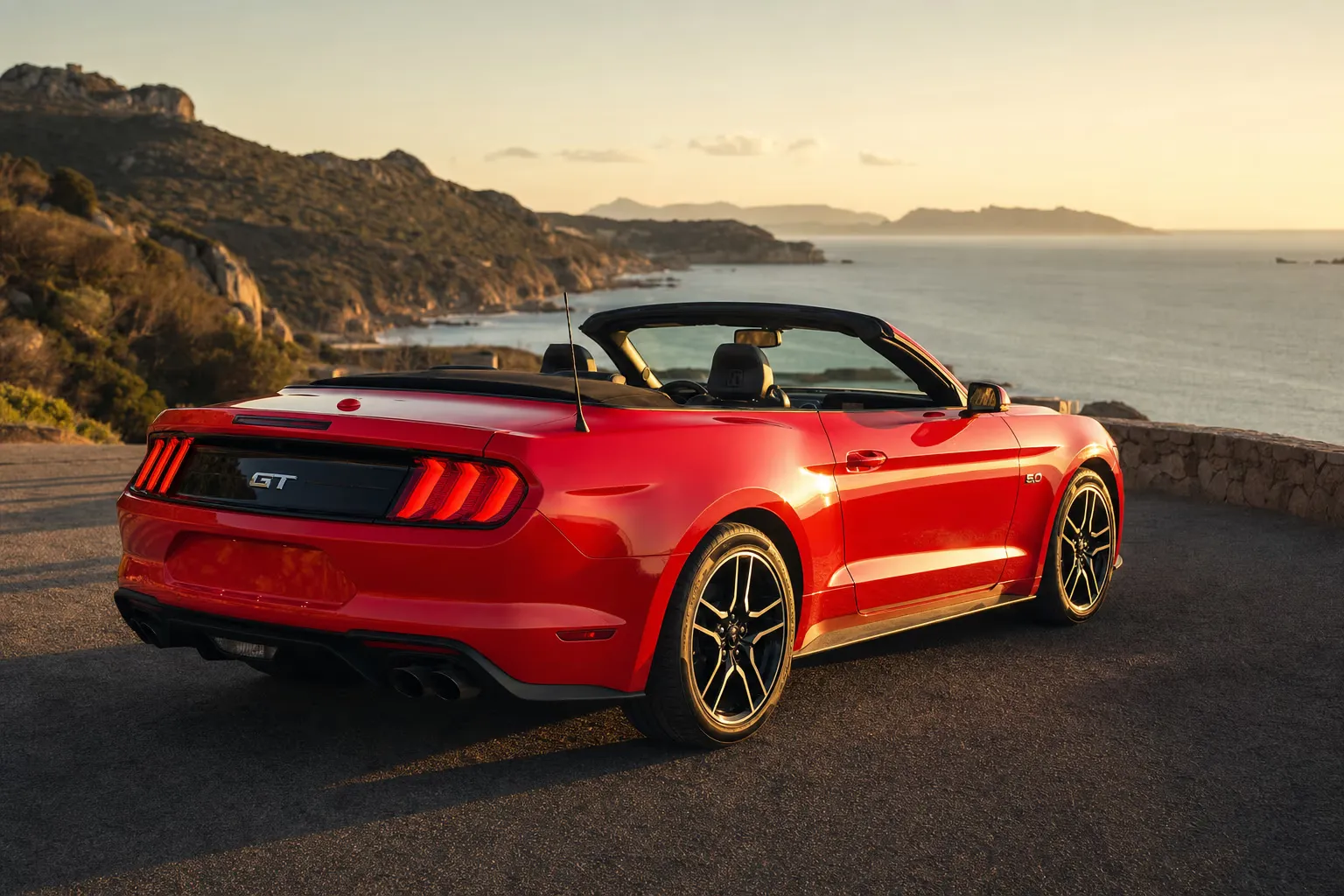 Ford Mustang GT Convertible su strada costiera in Sardegna