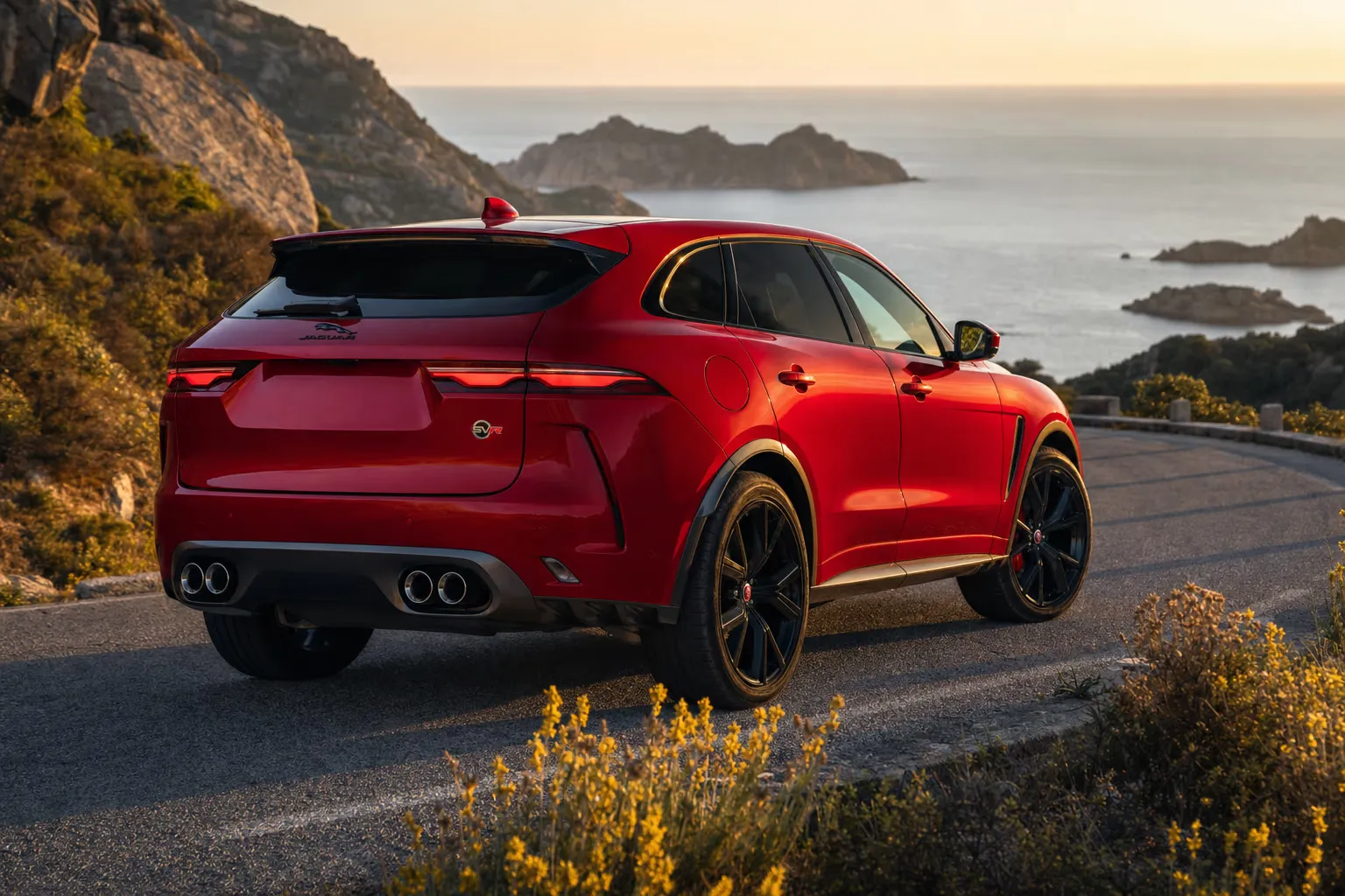 Jaguar F-Pace SVR su strada costiera in Sardegna