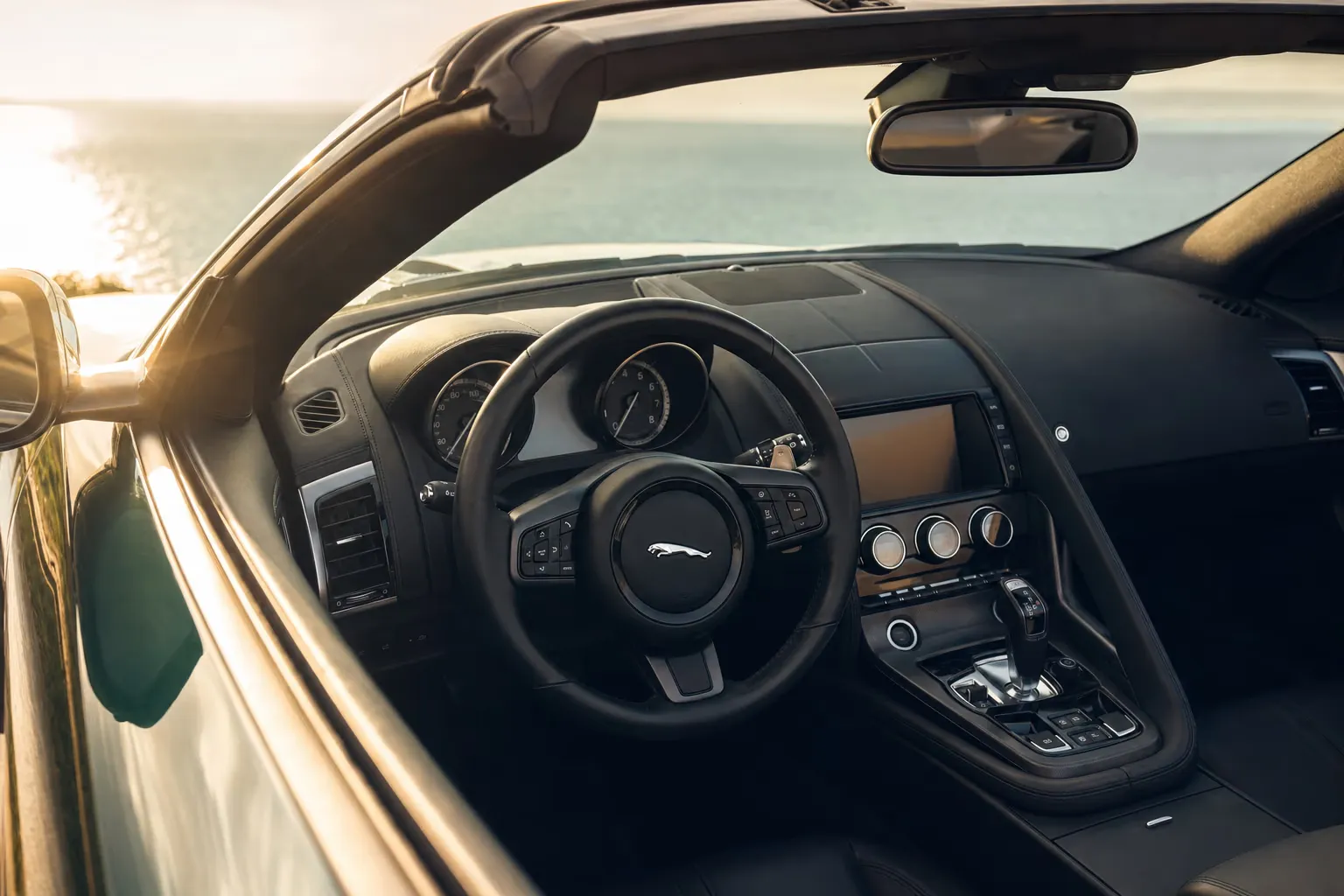 Interni di Jaguar F-Type R Convertible – noleggio in Sardegna