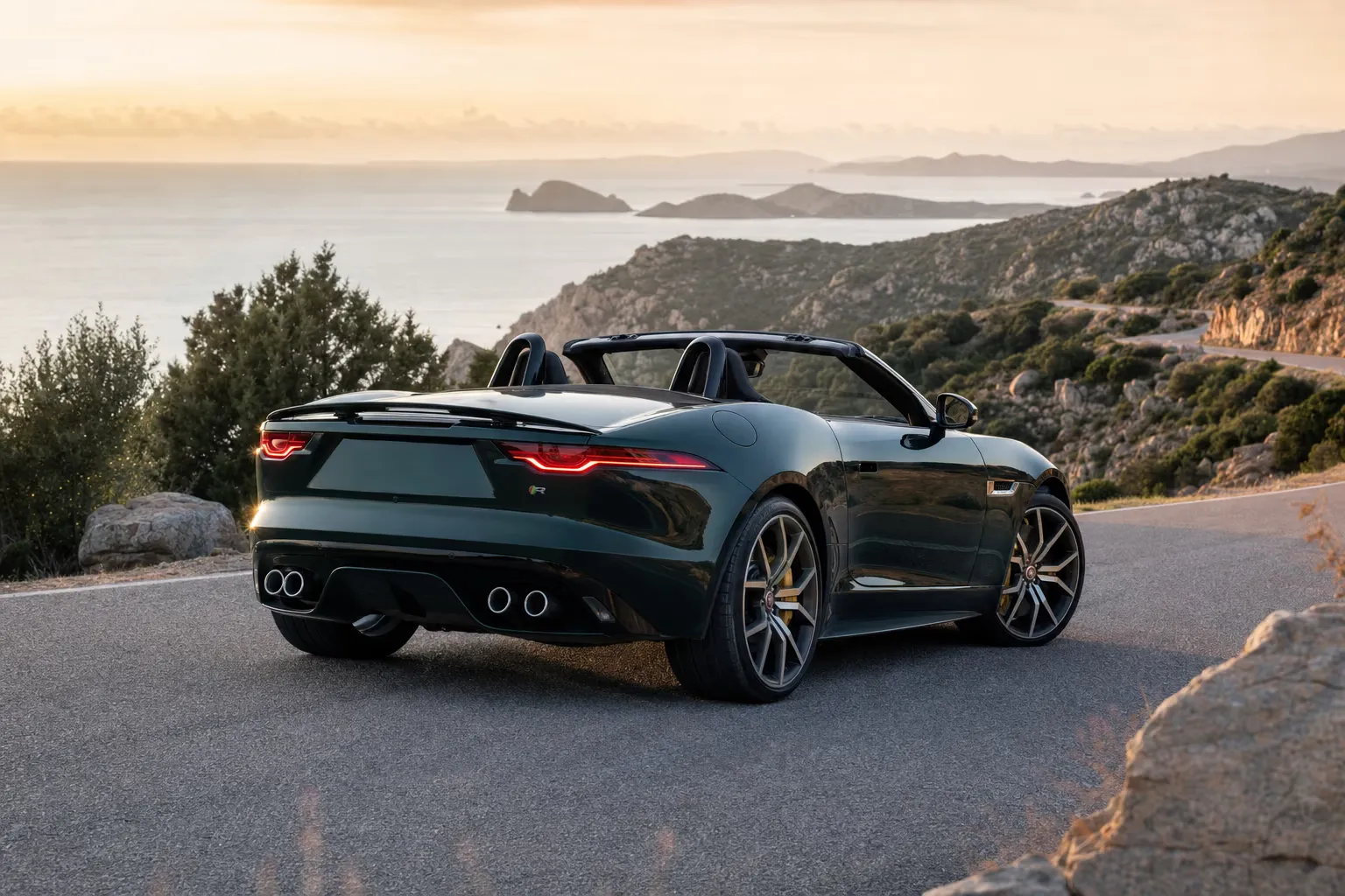 Jaguar F-Type R Convertible su strada costiera in Sardegna