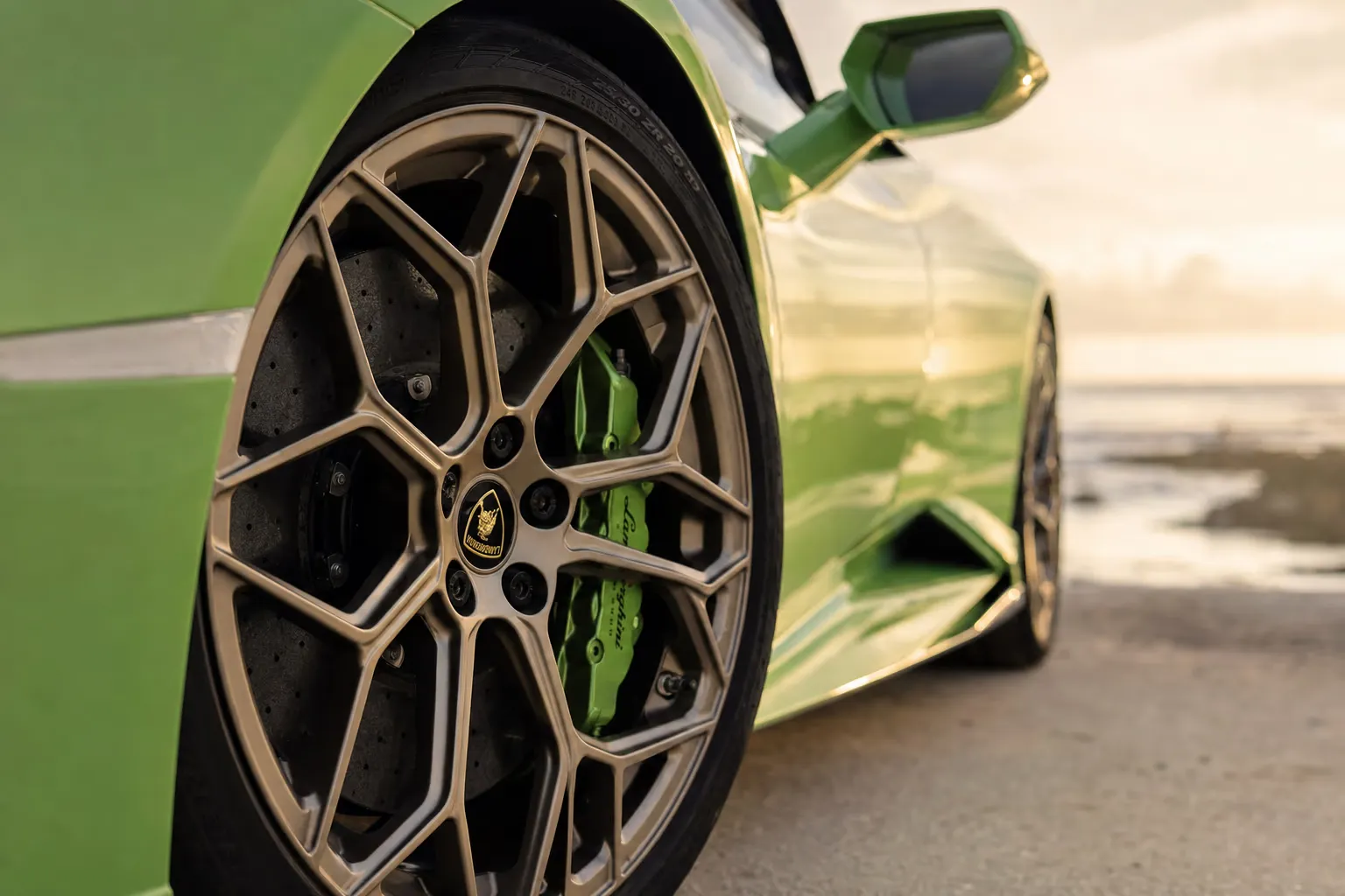 Dettaglio cerchio e pinza freno della Lamborghini Huracán