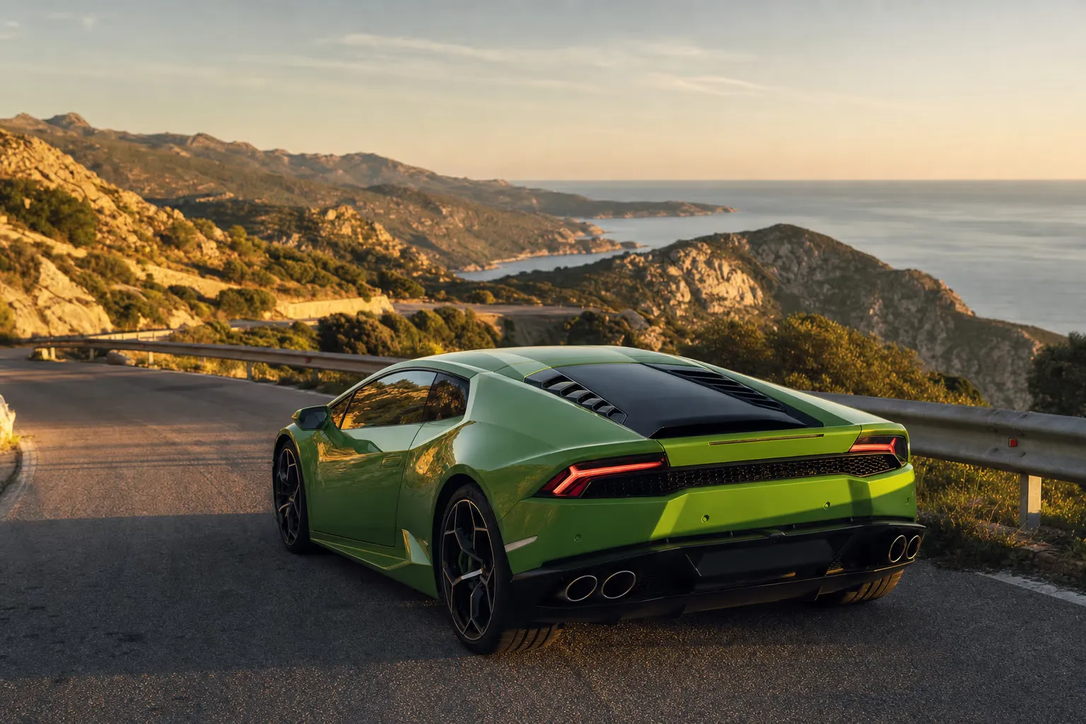 Lamborghini Huracán su strada costiera in Sardegna