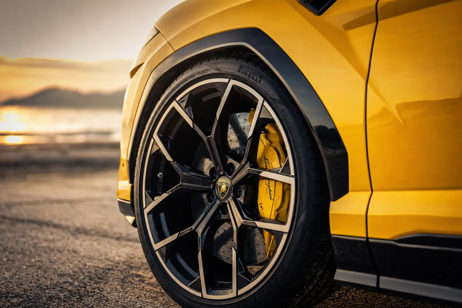 Dettaglio cerchio e pinza freno della Lamborghini Urus
