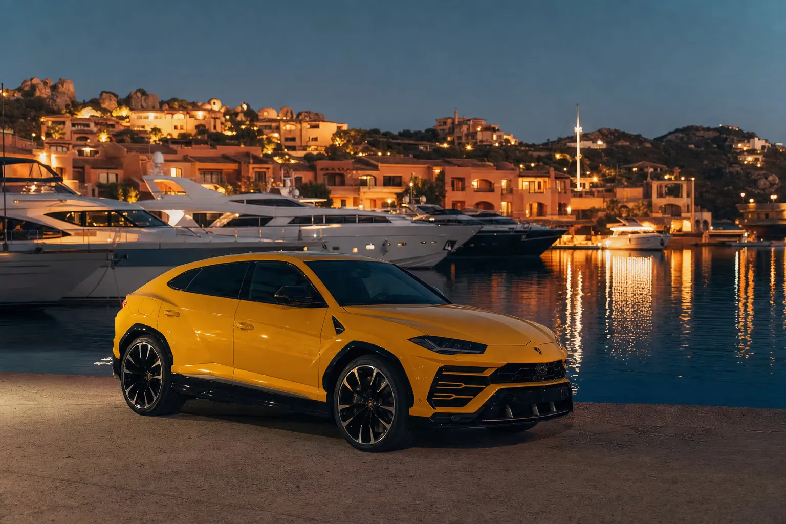 Lamborghini Urus di notte in una marina esclusiva in Sardegna