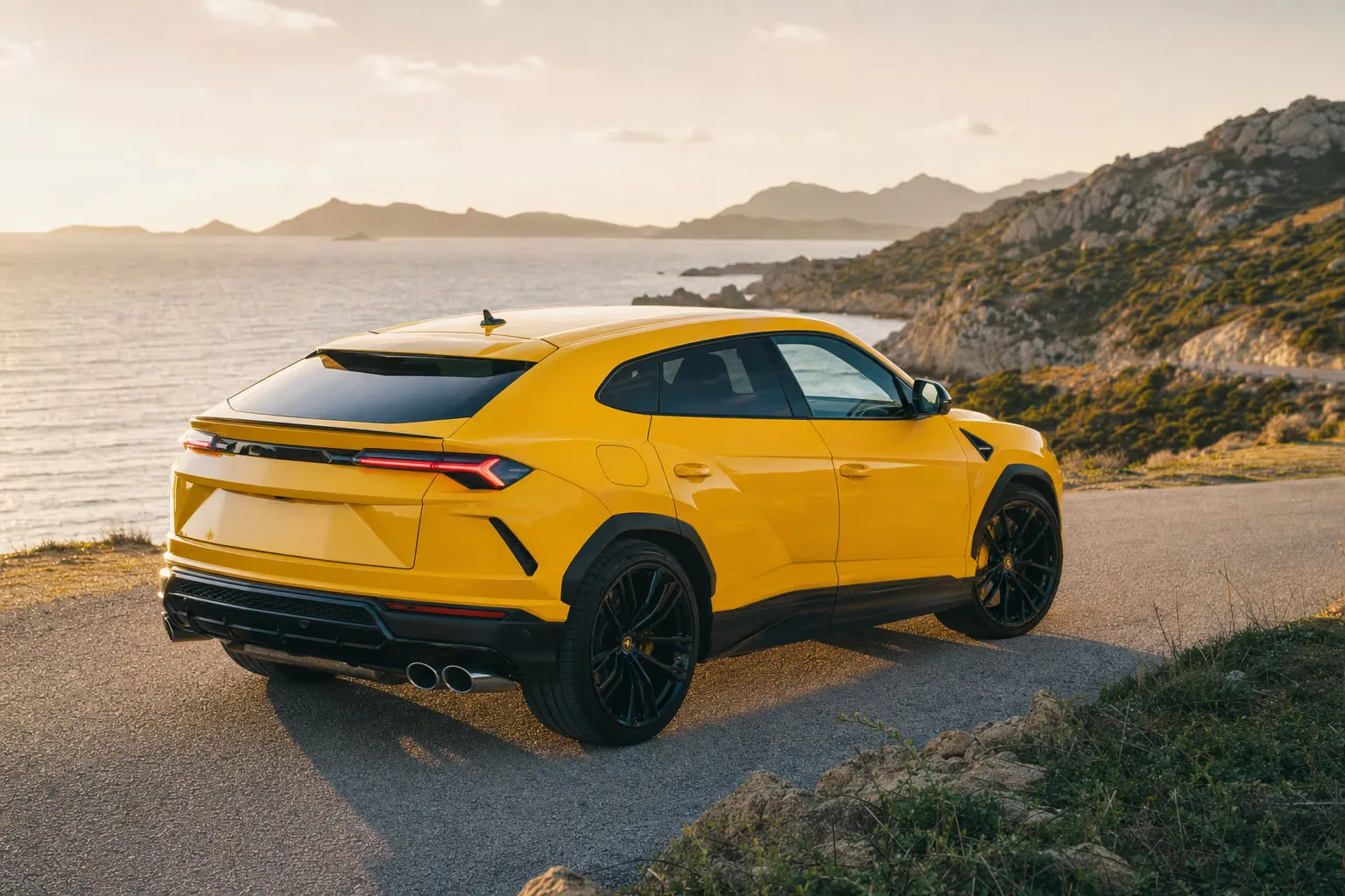 Lamborghini Urus su strada costiera in Sardegna