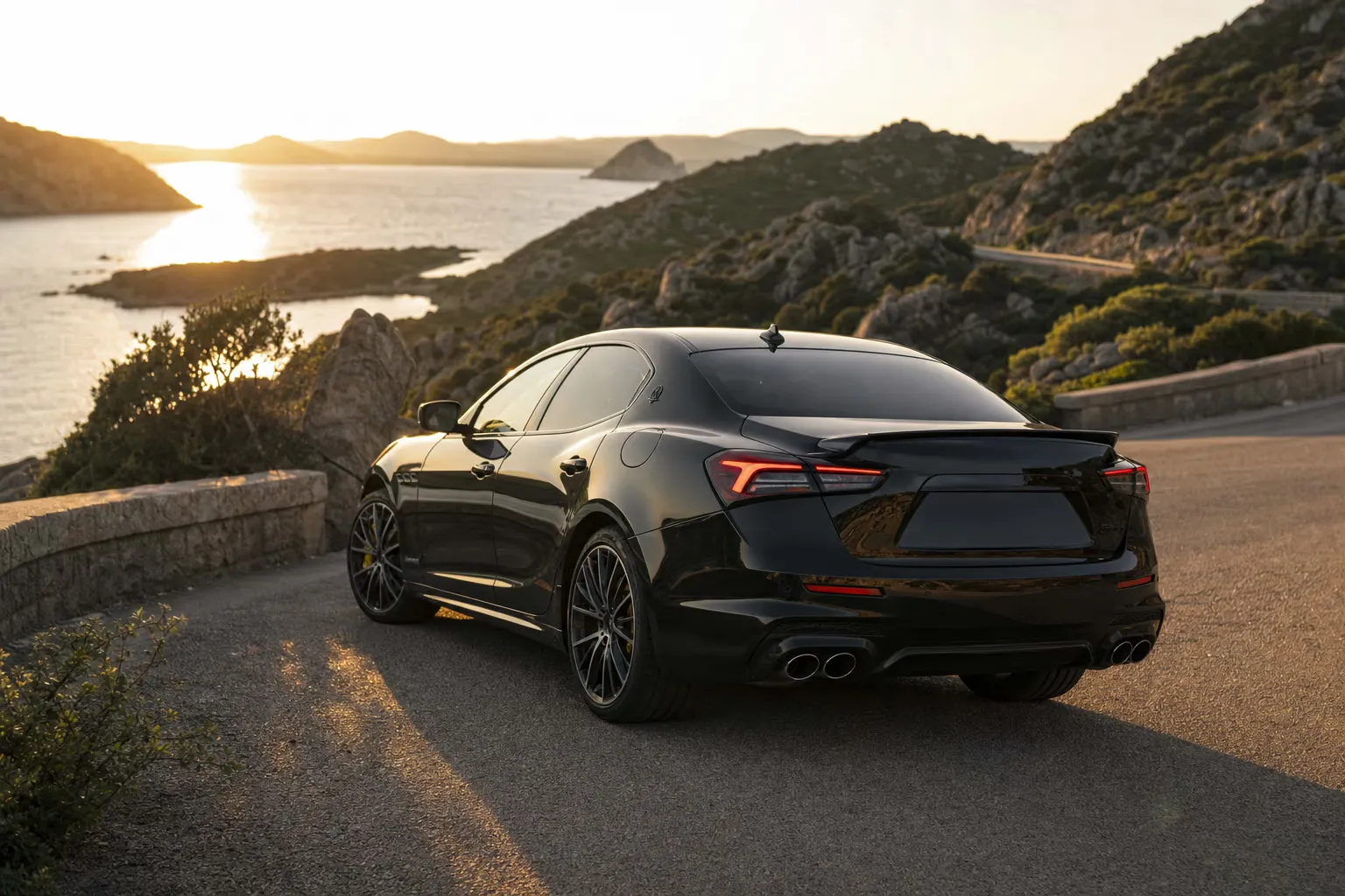 Maserati Ghibli Trofeo su strada costiera in Sardegna