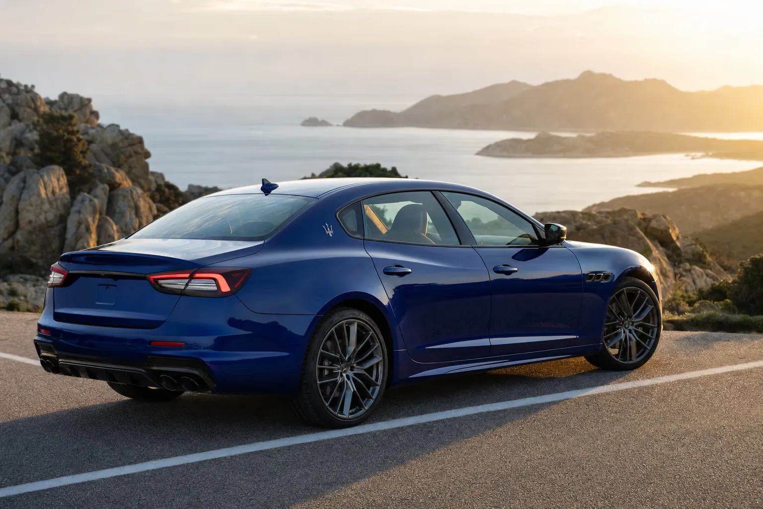 Maserati Quattroporte Trofeo su strada costiera in Sardegna