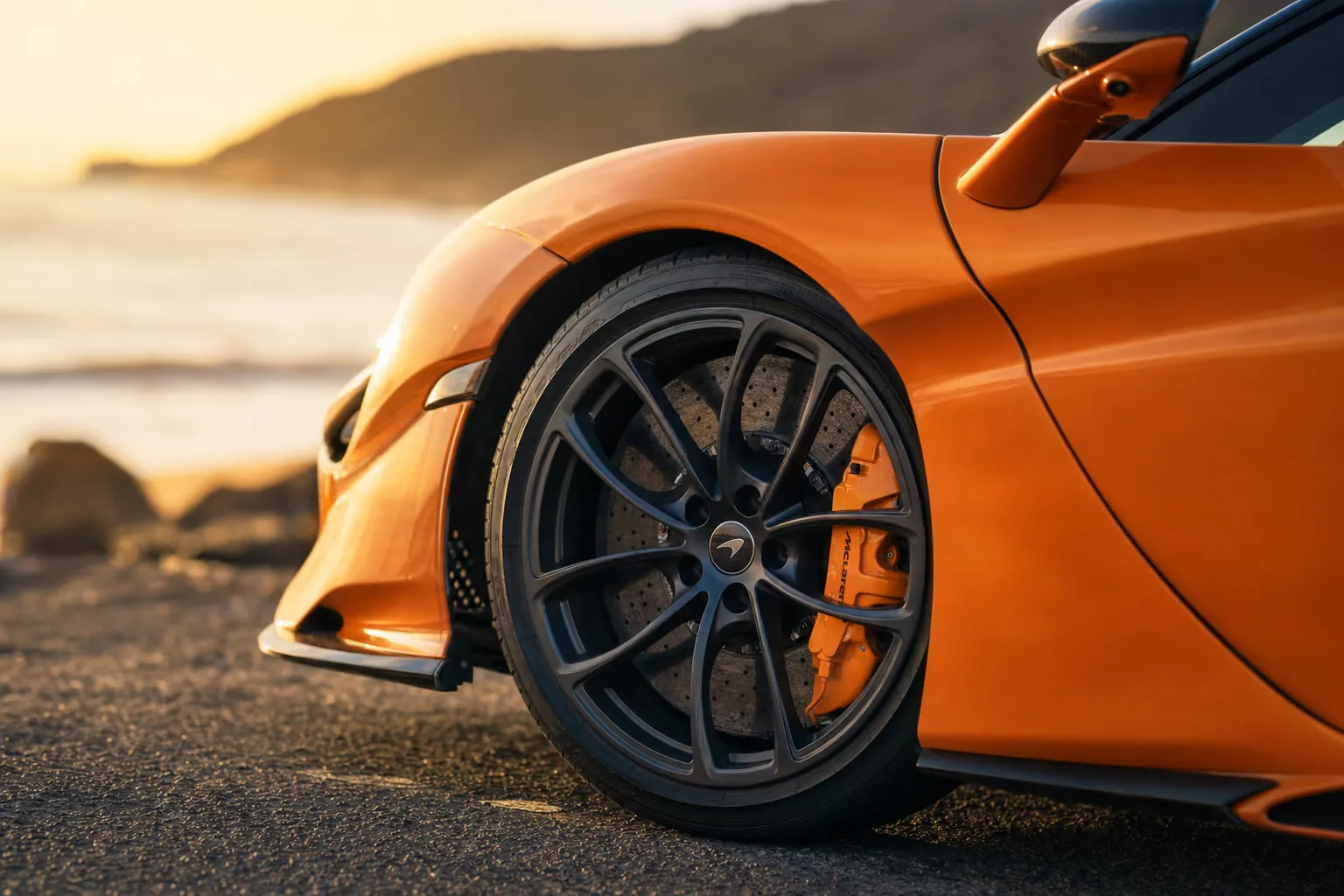 Dettaglio cerchio e pinza freno della McLaren 720S