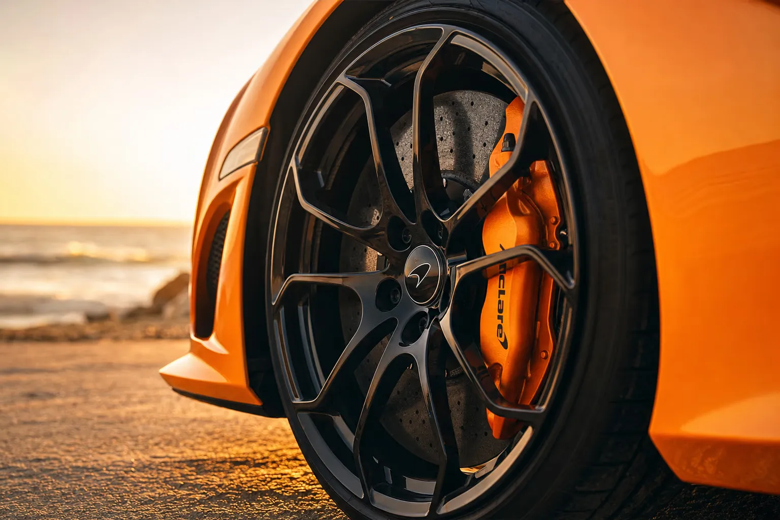 Dettaglio cerchio e pinza freno della McLaren 750S