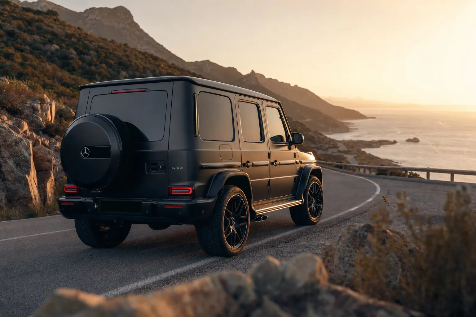 Mercedes-AMG G 63 su strada costiera in Sardegna