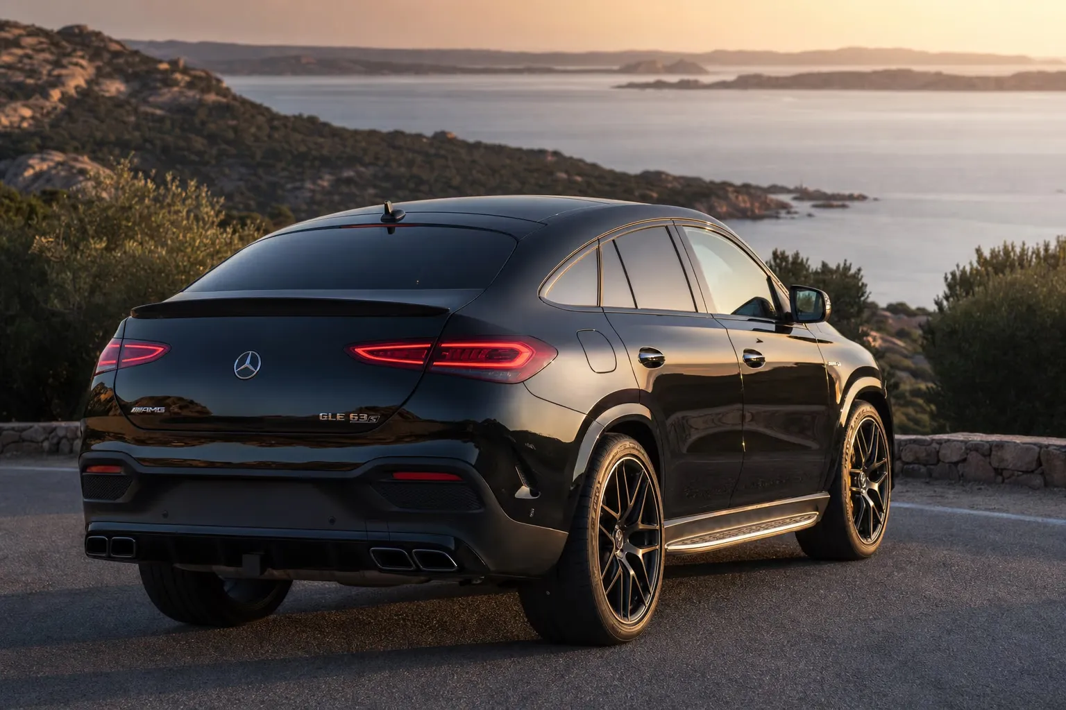 Mercedes-AMG GLE 63 S Coupé su strada costiera in Sardegna