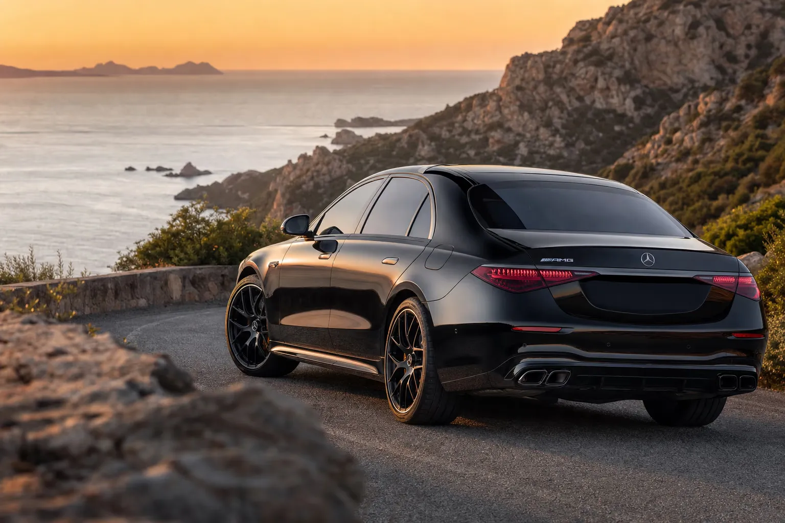 Mercedes-AMG S 63 E Performance su strada costiera in Sardegna