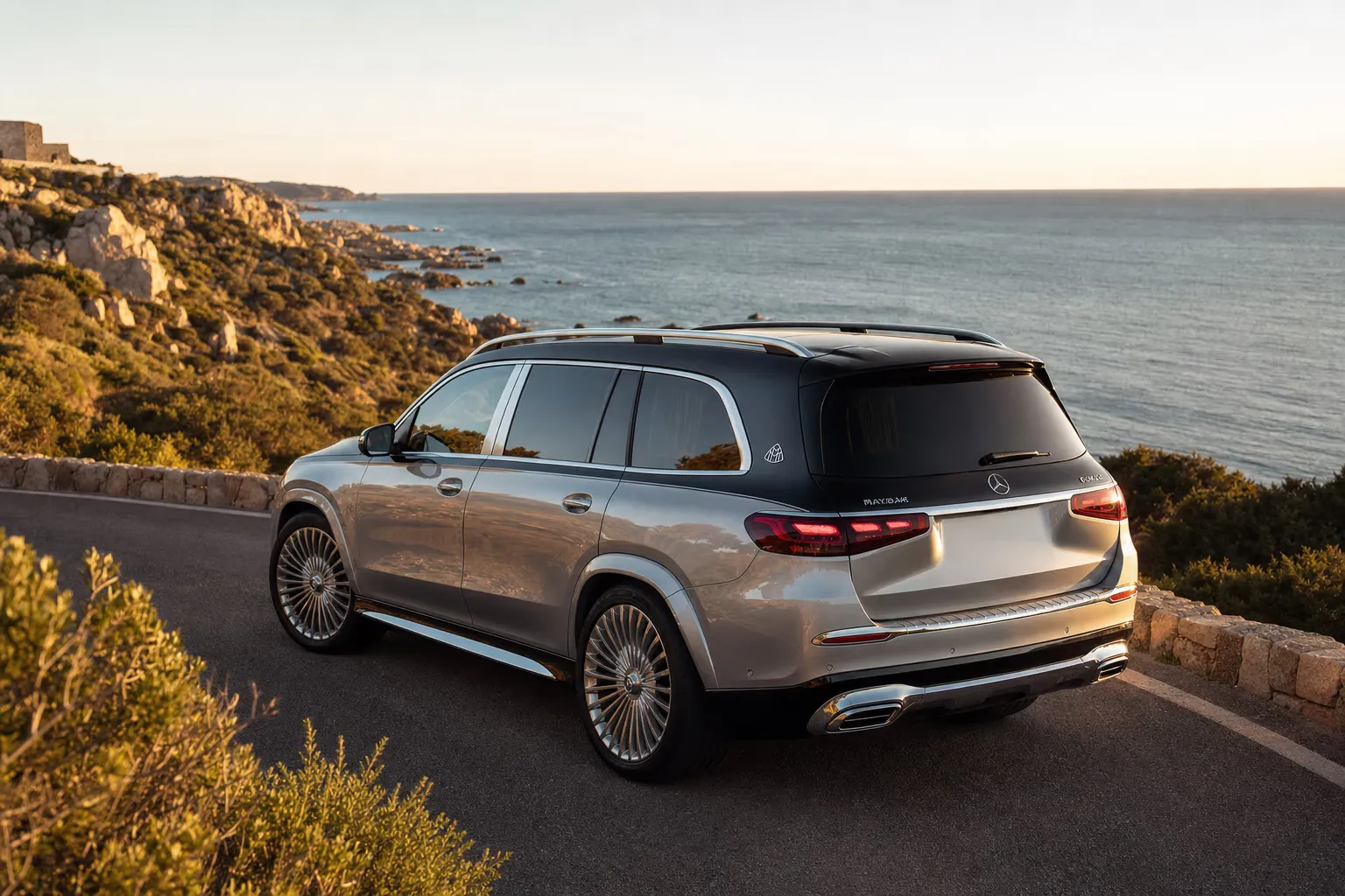 Mercedes-Maybach Maybach GLS 600 su strada costiera in Sardegna