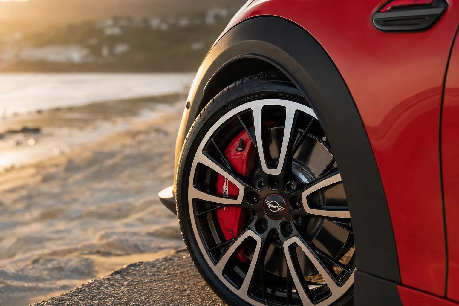 Dettaglio cerchio e pinza freno della MINI John Cooper Works Cabrio