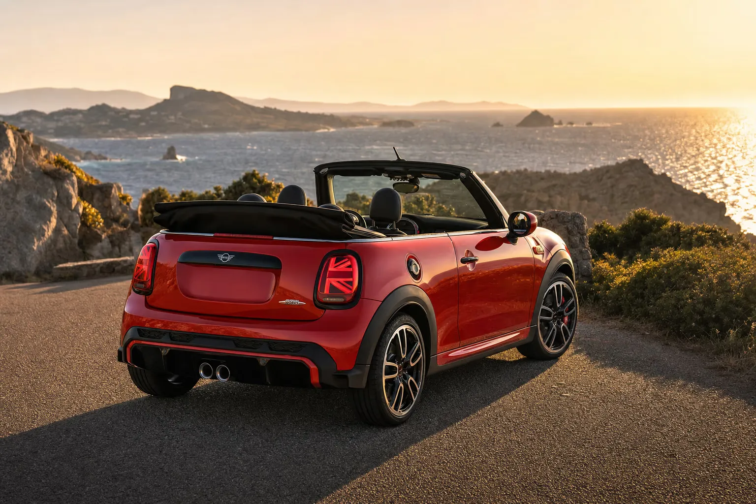 MINI John Cooper Works Cabrio su strada costiera in Sardegna